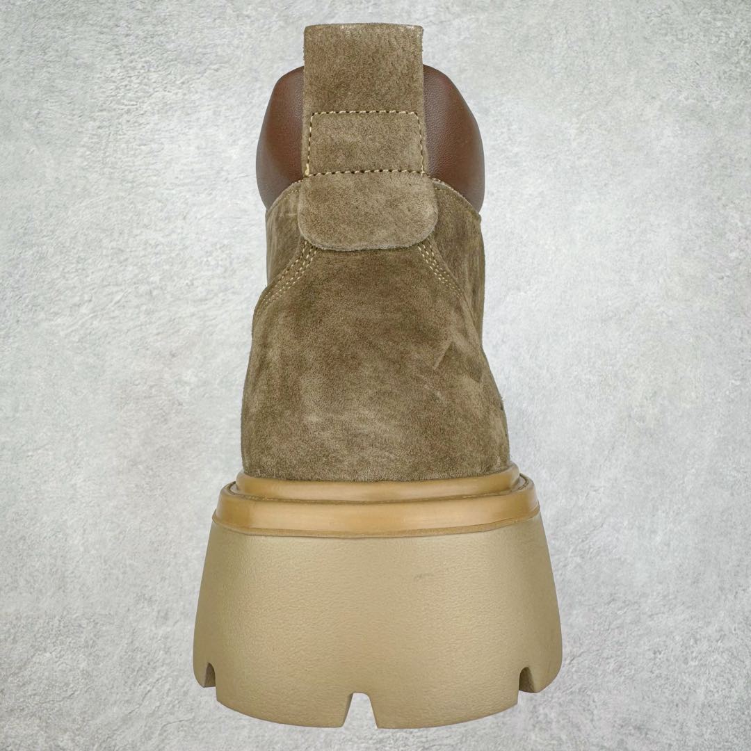 图片[8]-Lv x Timberland Lv联名添柏岚大黄靴 顶奢流量品牌与时代经典的结合之作 #代购专供品质 高弹Modern 外置防滑橡塑发泡超轻大底 系带设计 穿脱十分方便 采用TPU模压定型真皮鞋面材质#EVA轻翼科技外底具有防滑,耐磨和良好的弹性 Pharrell Williams充分发挥了作为Louis Vuitton创意总监的角色 这款鞋重新定义了 6英寸大黄靴的经典设计 致敬1996年Grandmaster Flash经典黄靴造型 原厂五金鞋带扣 工艺全新升级 中山大厂代工 原单进口皮料 独立私模大底，正确logo， 原装一致头层磨砂皮 搭配经典老花领口 全新原厂包装鞋盒 市场独家供应 尺码：38-44（皮鞋码）-选品中心