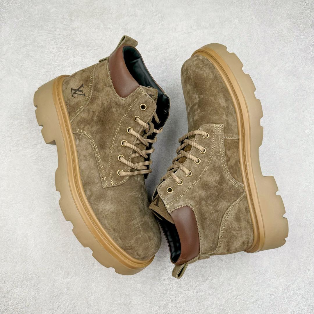 图片[3]-Lv x Timberland Lv联名添柏岚大黄靴 顶奢流量品牌与时代经典的结合之作 #代购专供品质 高弹Modern 外置防滑橡塑发泡超轻大底 系带设计 穿脱十分方便 采用TPU模压定型真皮鞋面材质#EVA轻翼科技外底具有防滑,耐磨和良好的弹性 Pharrell Williams充分发挥了作为Louis Vuitton创意总监的角色 这款鞋重新定义了 6英寸大黄靴的经典设计 致敬1996年Grandmaster Flash经典黄靴造型 原厂五金鞋带扣 工艺全新升级 中山大厂代工 原单进口皮料 独立私模大底，正确logo， 原装一致头层磨砂皮 搭配经典老花领口 全新原厂包装鞋盒 市场独家供应 尺码：38-44（皮鞋码）-选品中心