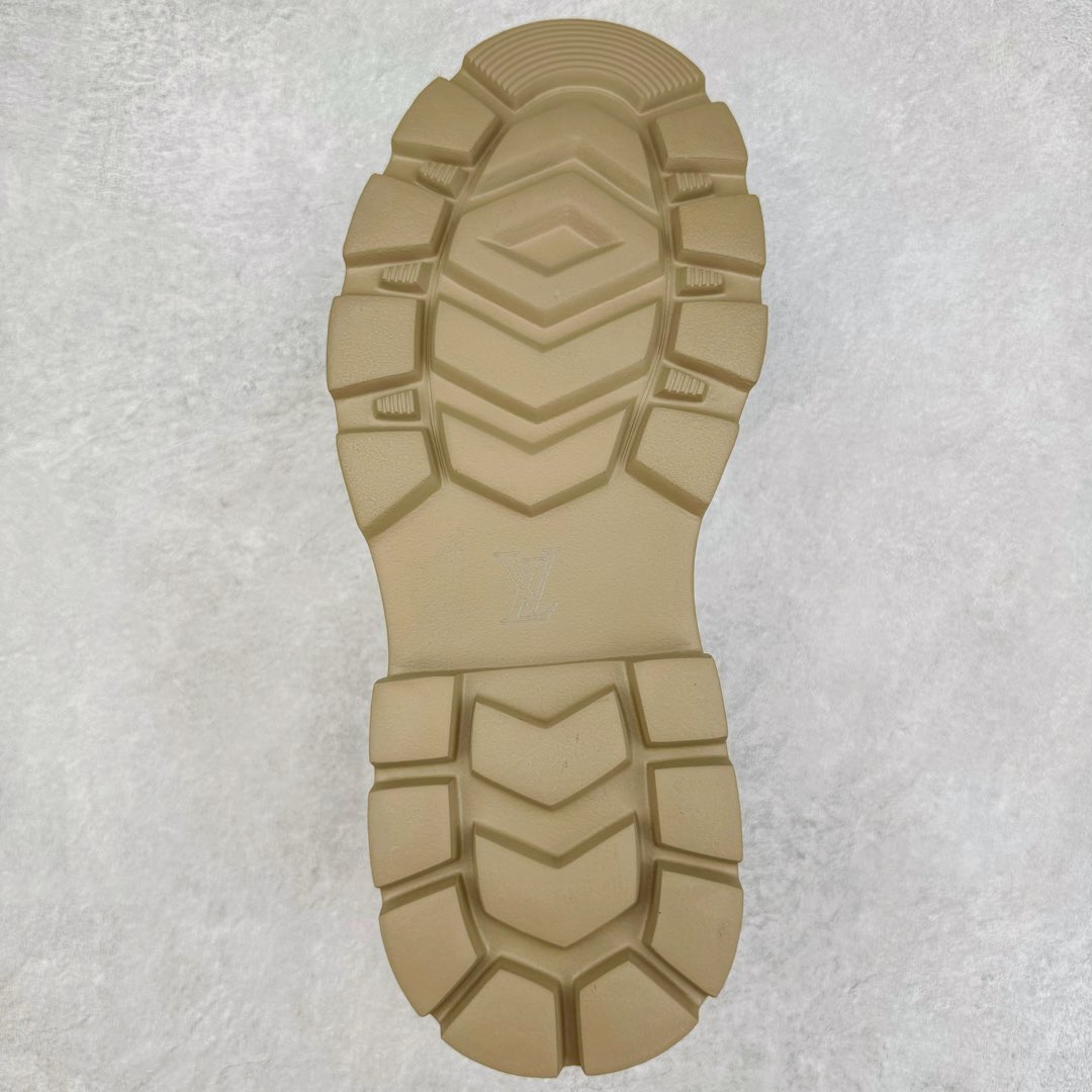 图片[9]-Lv x Timberland Lv联名添柏岚大黄靴 顶奢流量品牌与时代经典的结合之作 #代购专供品质 高弹Modern 外置防滑橡塑发泡超轻大底 系带设计 穿脱十分方便 采用TPU模压定型真皮鞋面材质#EVA轻翼科技外底具有防滑,耐磨和良好的弹性 Pharrell Williams充分发挥了作为Louis Vuitton创意总监的角色 这款鞋重新定义了 6英寸大黄靴的经典设计 致敬1996年Grandmaster Flash经典黄靴造型 原厂五金鞋带扣 工艺全新升级 中山大厂代工 原单进口皮料 独立私模大底，正确logo， 原装一致头层磨砂皮 搭配经典老花领口 全新原厂包装鞋盒 市场独家供应 尺码：38-44（皮鞋码）-选品中心