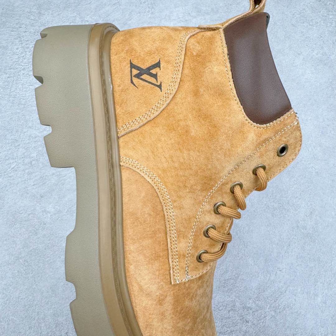 图片[6]-Lv x Timberland Lv联名添柏岚大黄靴 顶奢流量品牌与时代经典的结合之作 #代购专供品质 高弹Modern 外置防滑橡塑发泡超轻大底 系带设计 穿脱十分方便 采用TPU模压定型真皮鞋面材质#EVA轻翼科技外底具有防滑,耐磨和良好的弹性 Pharrell Williams充分发挥了作为Louis Vuitton创意总监的角色 这款鞋重新定义了 6英寸大黄靴的经典设计 致敬1996年Grandmaster Flash经典黄靴造型 原厂五金鞋带扣 工艺全新升级 中山大厂代工 原单进口皮料 独立私模大底，正确logo， 原装一致头层磨砂皮 搭配经典老花领口 全新原厂包装鞋盒 市场独家供应 尺码：38-44（皮鞋码）-选品中心