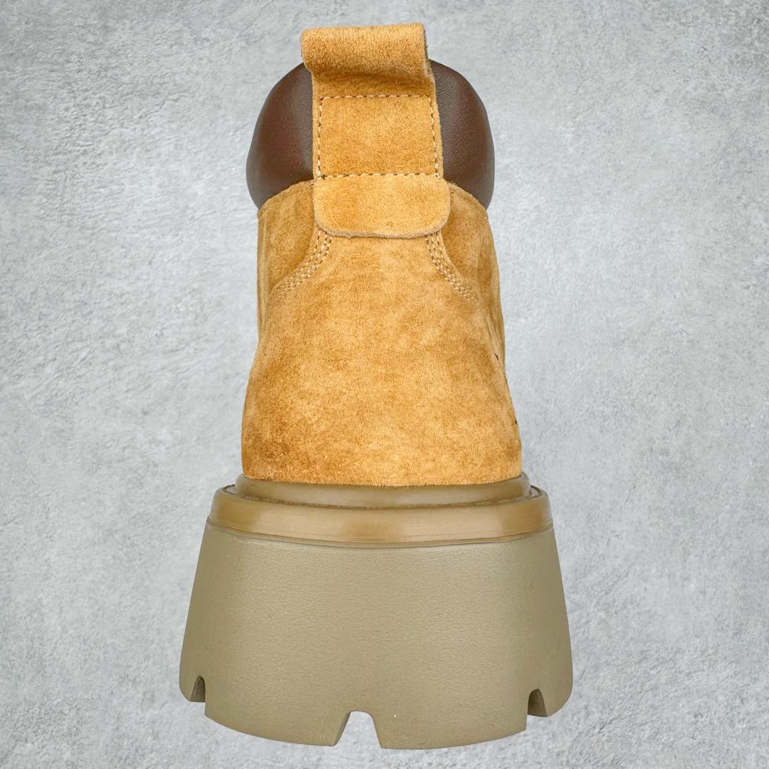 图片[8]-Lv x Timberland Lv联名添柏岚大黄靴 顶奢流量品牌与时代经典的结合之作 #代购专供品质 高弹Modern 外置防滑橡塑发泡超轻大底 系带设计 穿脱十分方便 采用TPU模压定型真皮鞋面材质#EVA轻翼科技外底具有防滑,耐磨和良好的弹性 Pharrell Williams充分发挥了作为Louis Vuitton创意总监的角色 这款鞋重新定义了 6英寸大黄靴的经典设计 致敬1996年Grandmaster Flash经典黄靴造型 原厂五金鞋带扣 工艺全新升级 中山大厂代工 原单进口皮料 独立私模大底，正确logo， 原装一致头层磨砂皮 搭配经典老花领口 全新原厂包装鞋盒 市场独家供应 尺码：38-44（皮鞋码）-选品中心