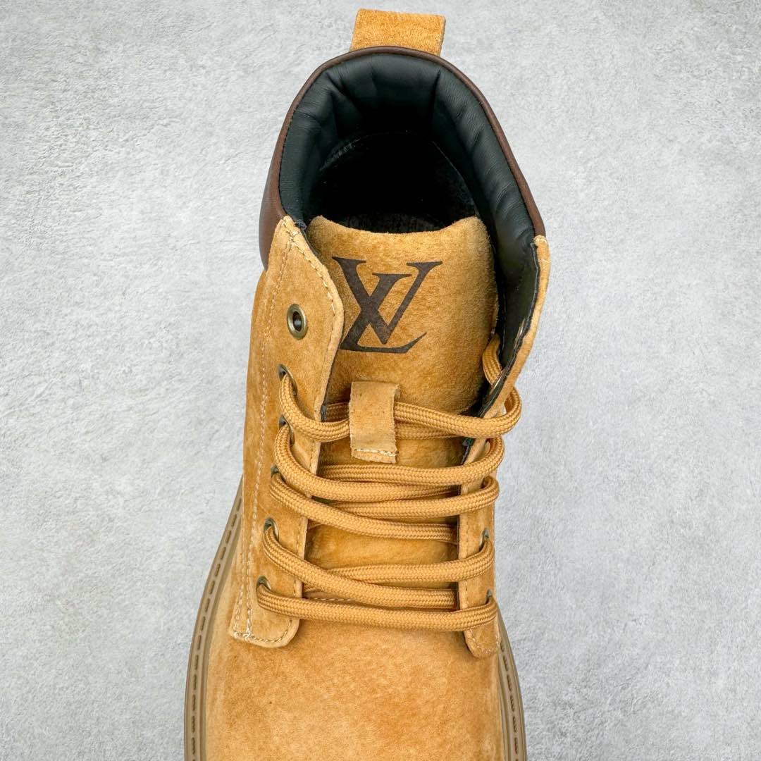 图片[5]-Lv x Timberland Lv联名添柏岚大黄靴 顶奢流量品牌与时代经典的结合之作 #代购专供品质 高弹Modern 外置防滑橡塑发泡超轻大底 系带设计 穿脱十分方便 采用TPU模压定型真皮鞋面材质#EVA轻翼科技外底具有防滑,耐磨和良好的弹性 Pharrell Williams充分发挥了作为Louis Vuitton创意总监的角色 这款鞋重新定义了 6英寸大黄靴的经典设计 致敬1996年Grandmaster Flash经典黄靴造型 原厂五金鞋带扣 工艺全新升级 中山大厂代工 原单进口皮料 独立私模大底，正确logo， 原装一致头层磨砂皮 搭配经典老花领口 全新原厂包装鞋盒 市场独家供应 尺码：38-44（皮鞋码）-选品中心