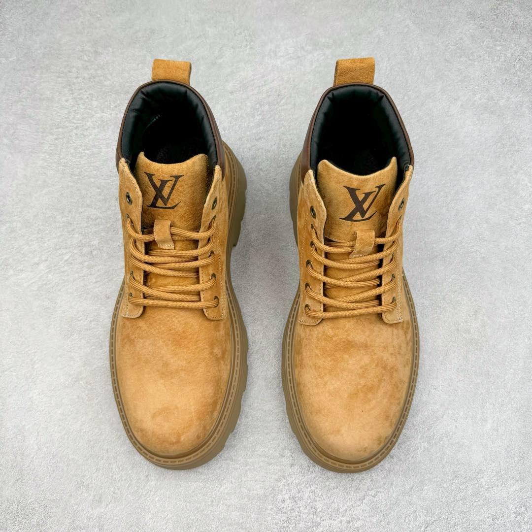 图片[2]-Lv x Timberland Lv联名添柏岚大黄靴 顶奢流量品牌与时代经典的结合之作 #代购专供品质 高弹Modern 外置防滑橡塑发泡超轻大底 系带设计 穿脱十分方便 采用TPU模压定型真皮鞋面材质#EVA轻翼科技外底具有防滑,耐磨和良好的弹性 Pharrell Williams充分发挥了作为Louis Vuitton创意总监的角色 这款鞋重新定义了 6英寸大黄靴的经典设计 致敬1996年Grandmaster Flash经典黄靴造型 原厂五金鞋带扣 工艺全新升级 中山大厂代工 原单进口皮料 独立私模大底，正确logo， 原装一致头层磨砂皮 搭配经典老花领口 全新原厂包装鞋盒 市场独家供应 尺码：38-44（皮鞋码）-选品中心