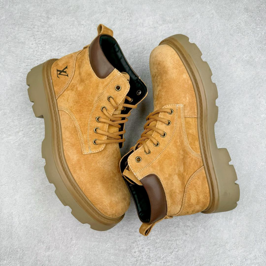 图片[3]-Lv x Timberland Lv联名添柏岚大黄靴 顶奢流量品牌与时代经典的结合之作 #代购专供品质 高弹Modern 外置防滑橡塑发泡超轻大底 系带设计 穿脱十分方便 采用TPU模压定型真皮鞋面材质#EVA轻翼科技外底具有防滑,耐磨和良好的弹性 Pharrell Williams充分发挥了作为Louis Vuitton创意总监的角色 这款鞋重新定义了 6英寸大黄靴的经典设计 致敬1996年Grandmaster Flash经典黄靴造型 原厂五金鞋带扣 工艺全新升级 中山大厂代工 原单进口皮料 独立私模大底，正确logo， 原装一致头层磨砂皮 搭配经典老花领口 全新原厂包装鞋盒 市场独家供应 尺码：38-44（皮鞋码）-选品中心