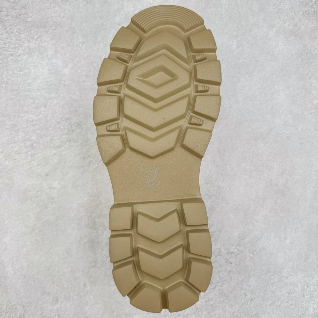 图片[9]-Lv x Timberland Lv联名添柏岚大黄靴 顶奢流量品牌与时代经典的结合之作 #代购专供品质 高弹Modern 外置防滑橡塑发泡超轻大底 系带设计 穿脱十分方便 采用TPU模压定型真皮鞋面材质#EVA轻翼科技外底具有防滑,耐磨和良好的弹性 Pharrell Williams充分发挥了作为Louis Vuitton创意总监的角色 这款鞋重新定义了 6英寸大黄靴的经典设计 致敬1996年Grandmaster Flash经典黄靴造型 原厂五金鞋带扣 工艺全新升级 中山大厂代工 原单进口皮料 独立私模大底，正确logo， 原装一致头层磨砂皮 搭配经典老花领口 全新原厂包装鞋盒 市场独家供应 尺码：38-44（皮鞋码）-选品中心