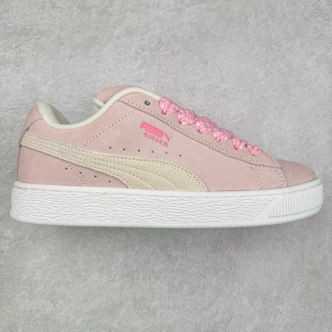 图片[7]-PUMA SUEDE XL 彪马新款面包鞋男女同款复古休闲板鞋 赠送一双鞋带 鞋身通体采用细腻的麂皮材质 厚实柔软 质感出众 鞋侧保留PUMA标志性跑道图案 侧面与后跟点缀金属色PUMA LOGO 兼具辨识度与细节感 加厚鞋垫、饱满鞋舌 搭配加宽扁形鞋带 使得穿着感更加贴合与舒适 值得一提的是 本季SUEDE XL鞋款以黑色、红色及蓝色最为瞩目 经典黑的配色 在低调之余可轻松驾驭任何潮流风格造型 而高饱和度的配色 则是当之无愧的早春出街利器。货号： 395205 尺码：36 37 37.5 38 38.5 39 40 40.5 41 42 42.5 43 44 45-选品中心