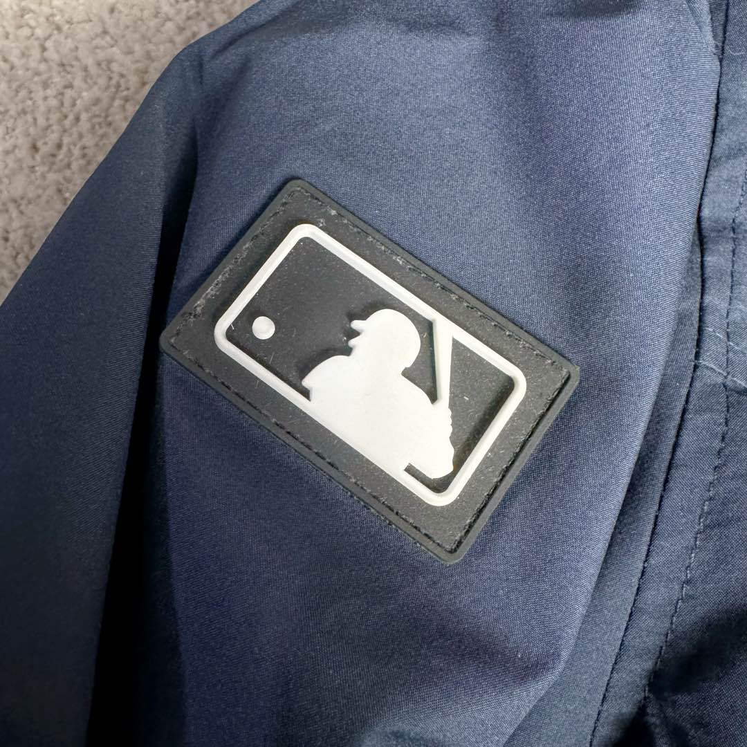 图片[10]-＃暖冬福利 MLB 基础徽标系列纽约洋基队字母Logo徽标嘻哈街头风毛领连帽羽绒服 2023S专柜同步发售MLB爆款（毛领可拆卸）现货重磅大牛货! 经典出韩国款，保暖性好，不挑身材， 胸前独有的刺绣技法呈现经典LOGO；胸前logo，足够重工刺绣是客供的，需要单独定制，然后一个一个刺绣在衣服上，非常厚实。360度都有立体饱满的感觉！！ 客供防水尼龙面料，增加耐磨程度，还有防水功能。遇到突发雨雪天气，也不用担心会淋湿包内物品，大大的一件超有安全感~ 这种穿着就是放心，可以随便折腾。保暖出众 并且设有防钻绒内衬 严密包裹羽绒，有效防止钻绒跑毛 此款采用进口面料、MLB是潮牌的不二选择，此款设计不失潮流还户外百搭。尺码：XS S M L XL XXL-选品中心