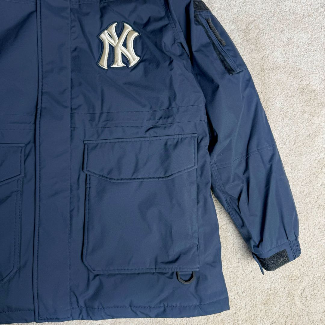 图片[8]-＃暖冬福利 MLB 基础徽标系列纽约洋基队字母Logo徽标嘻哈街头风毛领连帽羽绒服 2023S专柜同步发售MLB爆款（毛领可拆卸）现货重磅大牛货! 经典出韩国款，保暖性好，不挑身材， 胸前独有的刺绣技法呈现经典LOGO；胸前logo，足够重工刺绣是客供的，需要单独定制，然后一个一个刺绣在衣服上，非常厚实。360度都有立体饱满的感觉！！ 客供防水尼龙面料，增加耐磨程度，还有防水功能。遇到突发雨雪天气，也不用担心会淋湿包内物品，大大的一件超有安全感~ 这种穿着就是放心，可以随便折腾。保暖出众 并且设有防钻绒内衬 严密包裹羽绒，有效防止钻绒跑毛 此款采用进口面料、MLB是潮牌的不二选择，此款设计不失潮流还户外百搭。尺码：XS S M L XL XXL-选品中心