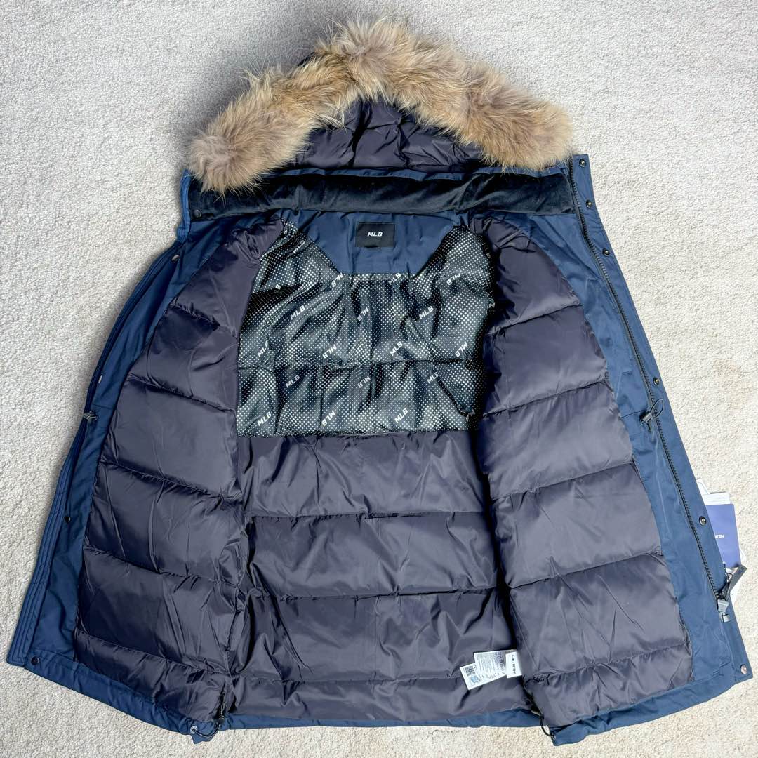 图片[4]-＃暖冬福利 MLB 基础徽标系列纽约洋基队字母Logo徽标嘻哈街头风毛领连帽羽绒服 2023S专柜同步发售MLB爆款（毛领可拆卸）现货重磅大牛货! 经典出韩国款，保暖性好，不挑身材， 胸前独有的刺绣技法呈现经典LOGO；胸前logo，足够重工刺绣是客供的，需要单独定制，然后一个一个刺绣在衣服上，非常厚实。360度都有立体饱满的感觉！！ 客供防水尼龙面料，增加耐磨程度，还有防水功能。遇到突发雨雪天气，也不用担心会淋湿包内物品，大大的一件超有安全感~ 这种穿着就是放心，可以随便折腾。保暖出众 并且设有防钻绒内衬 严密包裹羽绒，有效防止钻绒跑毛 此款采用进口面料、MLB是潮牌的不二选择，此款设计不失潮流还户外百搭。尺码：XS S M L XL XXL-选品中心