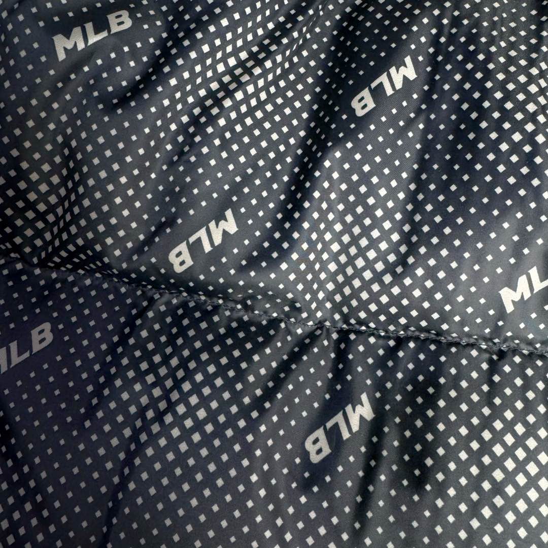 图片[14]-＃暖冬福利 MLB 基础徽标系列纽约洋基队字母Logo徽标嘻哈街头风毛领连帽羽绒服 2023S专柜同步发售MLB爆款（毛领可拆卸）现货重磅大牛货! 经典出韩国款，保暖性好，不挑身材， 胸前独有的刺绣技法呈现经典LOGO；胸前logo，足够重工刺绣是客供的，需要单独定制，然后一个一个刺绣在衣服上，非常厚实。360度都有立体饱满的感觉！！ 客供防水尼龙面料，增加耐磨程度，还有防水功能。遇到突发雨雪天气，也不用担心会淋湿包内物品，大大的一件超有安全感~ 这种穿着就是放心，可以随便折腾。保暖出众 并且设有防钻绒内衬 严密包裹羽绒，有效防止钻绒跑毛 此款采用进口面料、MLB是潮牌的不二选择，此款设计不失潮流还户外百搭。尺码：XS S M L XL XXL-选品中心