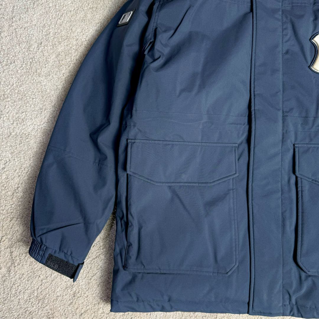 图片[7]-＃暖冬福利 MLB 基础徽标系列纽约洋基队字母Logo徽标嘻哈街头风毛领连帽羽绒服 2023S专柜同步发售MLB爆款（毛领可拆卸）现货重磅大牛货! 经典出韩国款，保暖性好，不挑身材， 胸前独有的刺绣技法呈现经典LOGO；胸前logo，足够重工刺绣是客供的，需要单独定制，然后一个一个刺绣在衣服上，非常厚实。360度都有立体饱满的感觉！！ 客供防水尼龙面料，增加耐磨程度，还有防水功能。遇到突发雨雪天气，也不用担心会淋湿包内物品，大大的一件超有安全感~ 这种穿着就是放心，可以随便折腾。保暖出众 并且设有防钻绒内衬 严密包裹羽绒，有效防止钻绒跑毛 此款采用进口面料、MLB是潮牌的不二选择，此款设计不失潮流还户外百搭。尺码：XS S M L XL XXL-选品中心