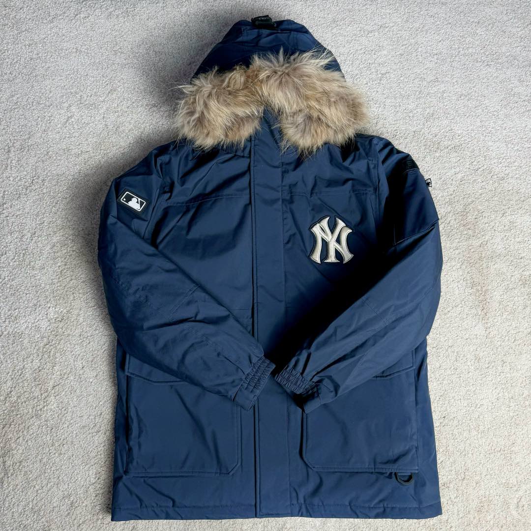 图片[2]-＃暖冬福利 MLB 基础徽标系列纽约洋基队字母Logo徽标嘻哈街头风毛领连帽羽绒服 2023S专柜同步发售MLB爆款（毛领可拆卸）现货重磅大牛货! 经典出韩国款，保暖性好，不挑身材， 胸前独有的刺绣技法呈现经典LOGO；胸前logo，足够重工刺绣是客供的，需要单独定制，然后一个一个刺绣在衣服上，非常厚实。360度都有立体饱满的感觉！！ 客供防水尼龙面料，增加耐磨程度，还有防水功能。遇到突发雨雪天气，也不用担心会淋湿包内物品，大大的一件超有安全感~ 这种穿着就是放心，可以随便折腾。保暖出众 并且设有防钻绒内衬 严密包裹羽绒，有效防止钻绒跑毛 此款采用进口面料、MLB是潮牌的不二选择，此款设计不失潮流还户外百搭。尺码：XS S M L XL XXL-选品中心