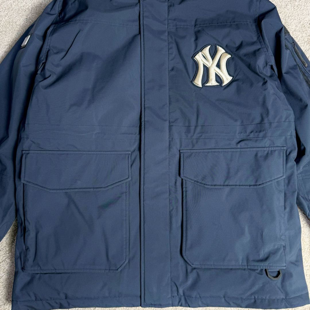 图片[6]-＃暖冬福利 MLB 基础徽标系列纽约洋基队字母Logo徽标嘻哈街头风毛领连帽羽绒服 2023S专柜同步发售MLB爆款（毛领可拆卸）现货重磅大牛货! 经典出韩国款，保暖性好，不挑身材， 胸前独有的刺绣技法呈现经典LOGO；胸前logo，足够重工刺绣是客供的，需要单独定制，然后一个一个刺绣在衣服上，非常厚实。360度都有立体饱满的感觉！！ 客供防水尼龙面料，增加耐磨程度，还有防水功能。遇到突发雨雪天气，也不用担心会淋湿包内物品，大大的一件超有安全感~ 这种穿着就是放心，可以随便折腾。保暖出众 并且设有防钻绒内衬 严密包裹羽绒，有效防止钻绒跑毛 此款采用进口面料、MLB是潮牌的不二选择，此款设计不失潮流还户外百搭。尺码：XS S M L XL XXL-选品中心