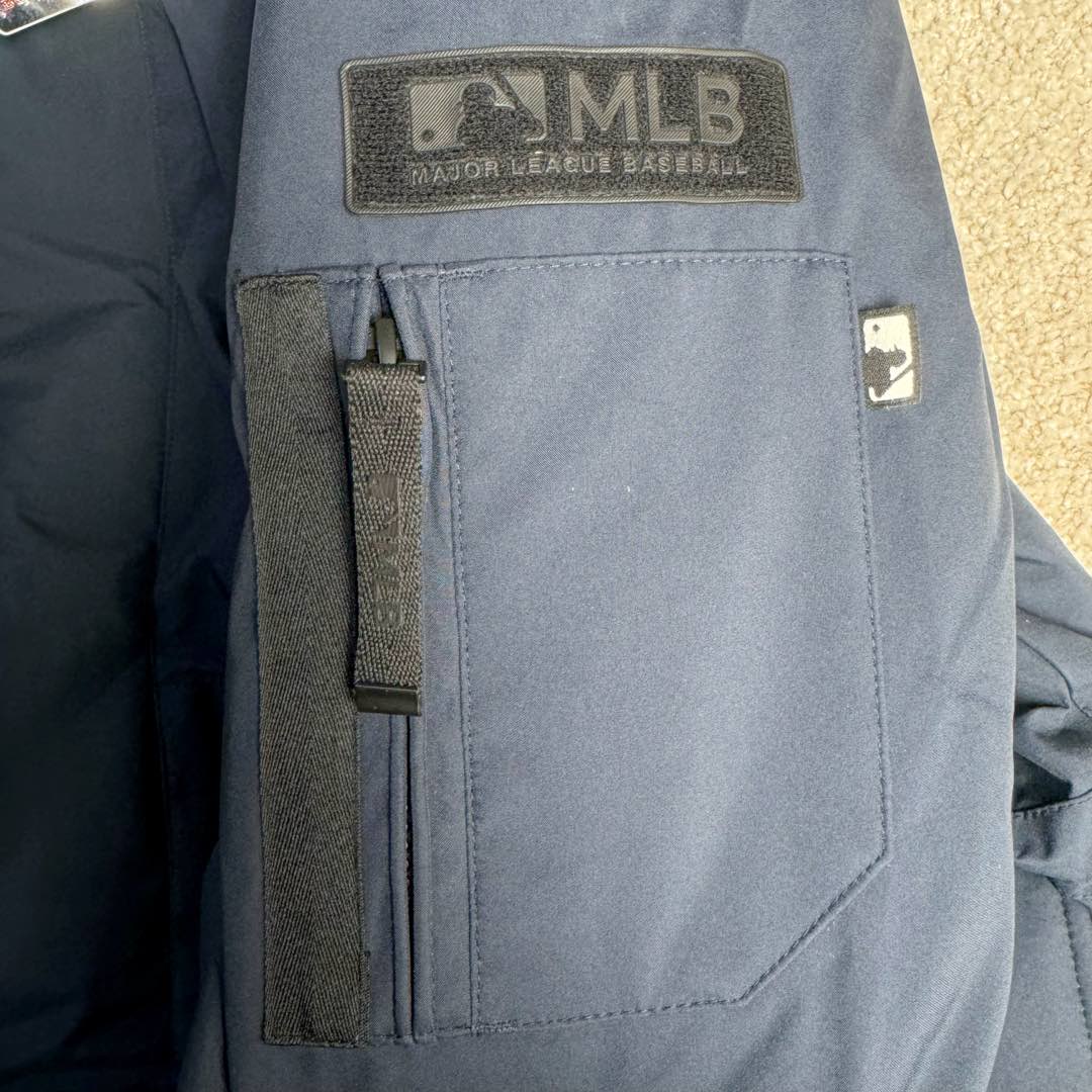 图片[11]-＃暖冬福利 MLB 基础徽标系列纽约洋基队字母Logo徽标嘻哈街头风毛领连帽羽绒服 2023S专柜同步发售MLB爆款（毛领可拆卸）现货重磅大牛货! 经典出韩国款，保暖性好，不挑身材， 胸前独有的刺绣技法呈现经典LOGO；胸前logo，足够重工刺绣是客供的，需要单独定制，然后一个一个刺绣在衣服上，非常厚实。360度都有立体饱满的感觉！！ 客供防水尼龙面料，增加耐磨程度，还有防水功能。遇到突发雨雪天气，也不用担心会淋湿包内物品，大大的一件超有安全感~ 这种穿着就是放心，可以随便折腾。保暖出众 并且设有防钻绒内衬 严密包裹羽绒，有效防止钻绒跑毛 此款采用进口面料、MLB是潮牌的不二选择，此款设计不失潮流还户外百搭。尺码：XS S M L XL XXL-选品中心