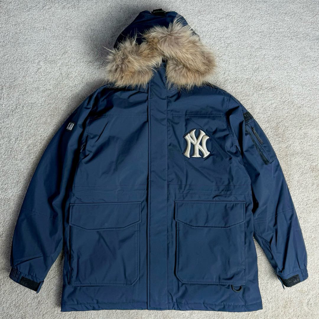 ＃暖冬福利 MLB 基础徽标系列纽约洋基队字母Logo徽标嘻哈街头风毛领连帽羽绒服 2023S专柜同步发售MLB爆款（毛领可拆卸）现货重磅大牛货! 经典出韩国款，保暖性好，不挑身材， 胸前独有的刺绣技法呈现经典LOGO；胸前logo，足够重工刺绣是客供的，需要单独定制，然后一个一个刺绣在衣服上，非常厚实。360度都有立体饱满的感觉！！ 客供防水尼龙面料，增加耐磨程度，还有防水功能。遇到突发雨雪天气，也不用担心会淋湿包内物品，大大的一件超有安全感~ 这种穿着就是放心，可以随便折腾。保暖出众 并且设有防钻绒内衬 严密包裹羽绒，有效防止钻绒跑毛 此款采用进口面料、MLB是潮牌的不二选择，此款设计不失潮流还户外百搭。尺码：XS S M L XL XXL-选品中心