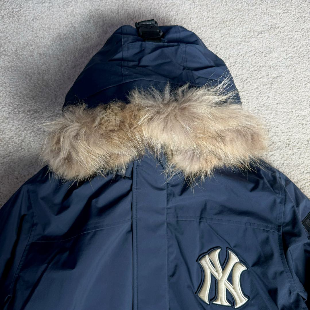 图片[5]-＃暖冬福利 MLB 基础徽标系列纽约洋基队字母Logo徽标嘻哈街头风毛领连帽羽绒服 2023S专柜同步发售MLB爆款（毛领可拆卸）现货重磅大牛货! 经典出韩国款，保暖性好，不挑身材， 胸前独有的刺绣技法呈现经典LOGO；胸前logo，足够重工刺绣是客供的，需要单独定制，然后一个一个刺绣在衣服上，非常厚实。360度都有立体饱满的感觉！！ 客供防水尼龙面料，增加耐磨程度，还有防水功能。遇到突发雨雪天气，也不用担心会淋湿包内物品，大大的一件超有安全感~ 这种穿着就是放心，可以随便折腾。保暖出众 并且设有防钻绒内衬 严密包裹羽绒，有效防止钻绒跑毛 此款采用进口面料、MLB是潮牌的不二选择，此款设计不失潮流还户外百搭。尺码：XS S M L XL XXL-选品中心