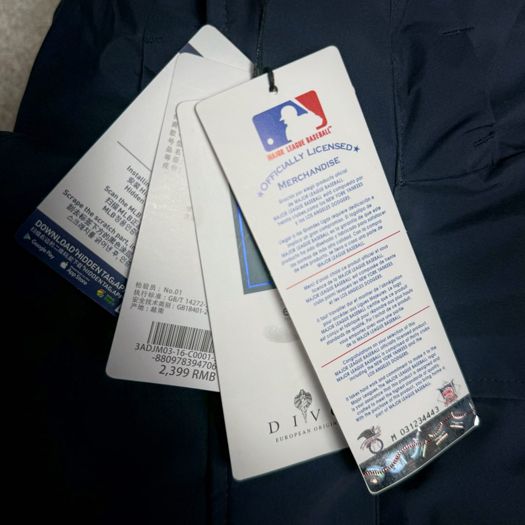图片[13]-＃暖冬福利 MLB 基础徽标系列纽约洋基队字母Logo徽标嘻哈街头风毛领连帽羽绒服 2023S专柜同步发售MLB爆款（毛领可拆卸）现货重磅大牛货! 经典出韩国款，保暖性好，不挑身材， 胸前独有的刺绣技法呈现经典LOGO；胸前logo，足够重工刺绣是客供的，需要单独定制，然后一个一个刺绣在衣服上，非常厚实。360度都有立体饱满的感觉！！ 客供防水尼龙面料，增加耐磨程度，还有防水功能。遇到突发雨雪天气，也不用担心会淋湿包内物品，大大的一件超有安全感~ 这种穿着就是放心，可以随便折腾。保暖出众 并且设有防钻绒内衬 严密包裹羽绒，有效防止钻绒跑毛 此款采用进口面料、MLB是潮牌的不二选择，此款设计不失潮流还户外百搭。尺码：XS S M L XL XXL-选品中心
