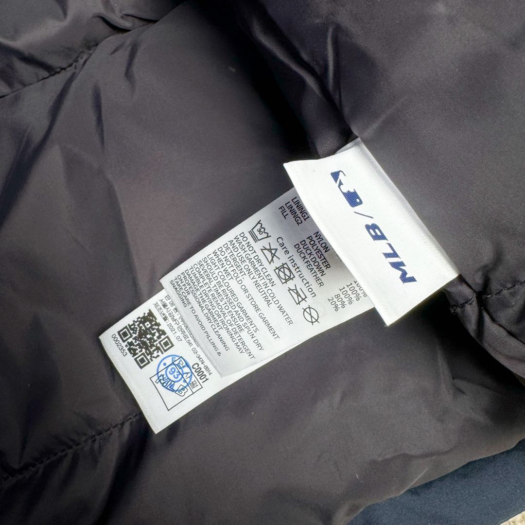 图片[16]-＃暖冬福利 MLB 基础徽标系列纽约洋基队字母Logo徽标嘻哈街头风毛领连帽羽绒服 2023S专柜同步发售MLB爆款（毛领可拆卸）现货重磅大牛货! 经典出韩国款，保暖性好，不挑身材， 胸前独有的刺绣技法呈现经典LOGO；胸前logo，足够重工刺绣是客供的，需要单独定制，然后一个一个刺绣在衣服上，非常厚实。360度都有立体饱满的感觉！！ 客供防水尼龙面料，增加耐磨程度，还有防水功能。遇到突发雨雪天气，也不用担心会淋湿包内物品，大大的一件超有安全感~ 这种穿着就是放心，可以随便折腾。保暖出众 并且设有防钻绒内衬 严密包裹羽绒，有效防止钻绒跑毛 此款采用进口面料、MLB是潮牌的不二选择，此款设计不失潮流还户外百搭。尺码：XS S M L XL XXL-选品中心