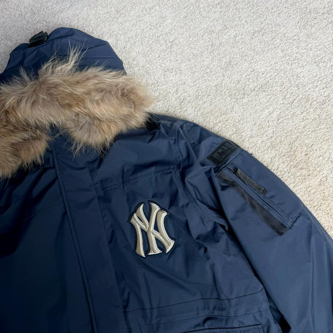图片[9]-＃暖冬福利 MLB 基础徽标系列纽约洋基队字母Logo徽标嘻哈街头风毛领连帽羽绒服 2023S专柜同步发售MLB爆款（毛领可拆卸）现货重磅大牛货! 经典出韩国款，保暖性好，不挑身材， 胸前独有的刺绣技法呈现经典LOGO；胸前logo，足够重工刺绣是客供的，需要单独定制，然后一个一个刺绣在衣服上，非常厚实。360度都有立体饱满的感觉！！ 客供防水尼龙面料，增加耐磨程度，还有防水功能。遇到突发雨雪天气，也不用担心会淋湿包内物品，大大的一件超有安全感~ 这种穿着就是放心，可以随便折腾。保暖出众 并且设有防钻绒内衬 严密包裹羽绒，有效防止钻绒跑毛 此款采用进口面料、MLB是潮牌的不二选择，此款设计不失潮流还户外百搭。尺码：XS S M L XL XXL-选品中心