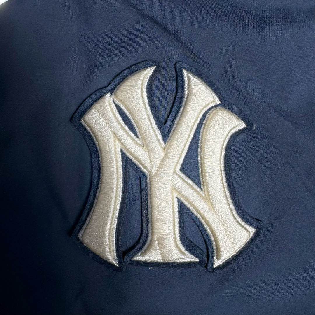 图片[12]-＃暖冬福利 MLB 基础徽标系列纽约洋基队字母Logo徽标嘻哈街头风毛领连帽羽绒服 2023S专柜同步发售MLB爆款（毛领可拆卸）现货重磅大牛货! 经典出韩国款，保暖性好，不挑身材， 胸前独有的刺绣技法呈现经典LOGO；胸前logo，足够重工刺绣是客供的，需要单独定制，然后一个一个刺绣在衣服上，非常厚实。360度都有立体饱满的感觉！！ 客供防水尼龙面料，增加耐磨程度，还有防水功能。遇到突发雨雪天气，也不用担心会淋湿包内物品，大大的一件超有安全感~ 这种穿着就是放心，可以随便折腾。保暖出众 并且设有防钻绒内衬 严密包裹羽绒，有效防止钻绒跑毛 此款采用进口面料、MLB是潮牌的不二选择，此款设计不失潮流还户外百搭。尺码：XS S M L XL XXL-选品中心