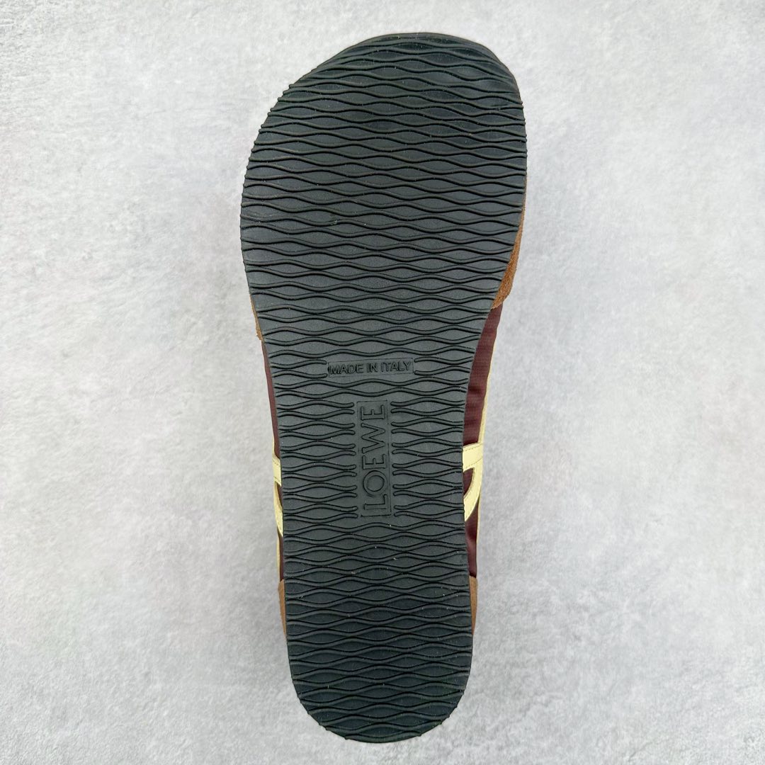 图片[9]-罗意威LOEWE 2025 | Ballet Runner2.0 新款芭蕾舞鞋 超级棒 不对称鞋头造型，作为LOEWE的标志性设计 超柔软，轻便且灵活的鞋底，新的波浪纹理橡胶外底，延伸至鞋头，升级的柔软皮革内衬和鞋床，提供最大舒适感，后跟有3D注塑橡胶徽标，真皮和皮料混搭彰显复古风格 内增高拼色德训鞋 阿甘鞋 小白鞋 拼色拼接鞋面 非常高级隐藏式小内增高 脚后跟设计新颖 柔软舒适 会被评为年度最舒适的暴走鞋 如履平地 原版细节 鞋面由进口麂皮 牛皮 原版布拼接 牛皮垫脚 原版定制磨具组合大底 原盒包装 内娱明星杨幂等众多同款上脚 小红书 一系列素材图 极具爆款。 尺码 35 36 37 38 39 40-选品中心