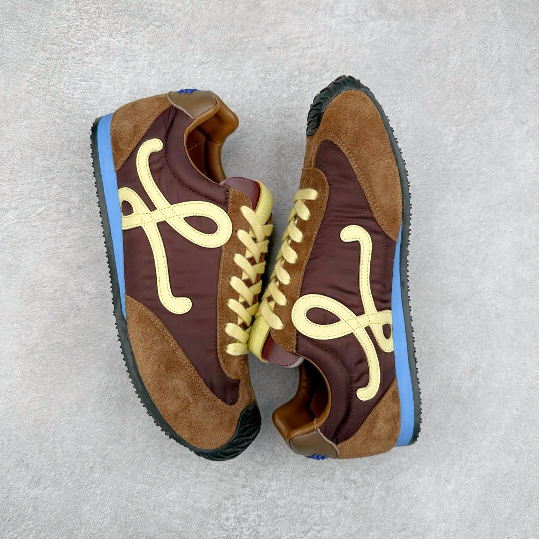 图片[3]-罗意威LOEWE 2025 | Ballet Runner2.0 新款芭蕾舞鞋 超级棒 不对称鞋头造型，作为LOEWE的标志性设计 超柔软，轻便且灵活的鞋底，新的波浪纹理橡胶外底，延伸至鞋头，升级的柔软皮革内衬和鞋床，提供最大舒适感，后跟有3D注塑橡胶徽标，真皮和皮料混搭彰显复古风格 内增高拼色德训鞋 阿甘鞋 小白鞋 拼色拼接鞋面 非常高级隐藏式小内增高 脚后跟设计新颖 柔软舒适 会被评为年度最舒适的暴走鞋 如履平地 原版细节 鞋面由进口麂皮 牛皮 原版布拼接 牛皮垫脚 原版定制磨具组合大底 原盒包装 内娱明星杨幂等众多同款上脚 小红书 一系列素材图 极具爆款。 尺码 35 36 37 38 39 40-选品中心