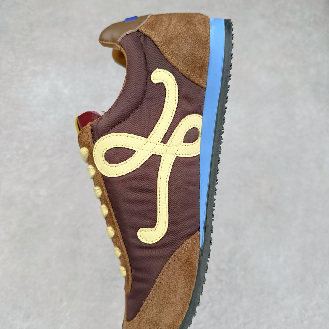 图片[7]-罗意威LOEWE 2025 | Ballet Runner2.0 新款芭蕾舞鞋 超级棒 不对称鞋头造型，作为LOEWE的标志性设计 超柔软，轻便且灵活的鞋底，新的波浪纹理橡胶外底，延伸至鞋头，升级的柔软皮革内衬和鞋床，提供最大舒适感，后跟有3D注塑橡胶徽标，真皮和皮料混搭彰显复古风格 内增高拼色德训鞋 阿甘鞋 小白鞋 拼色拼接鞋面 非常高级隐藏式小内增高 脚后跟设计新颖 柔软舒适 会被评为年度最舒适的暴走鞋 如履平地 原版细节 鞋面由进口麂皮 牛皮 原版布拼接 牛皮垫脚 原版定制磨具组合大底 原盒包装 内娱明星杨幂等众多同款上脚 小红书 一系列素材图 极具爆款。 尺码 35 36 37 38 39 40-选品中心