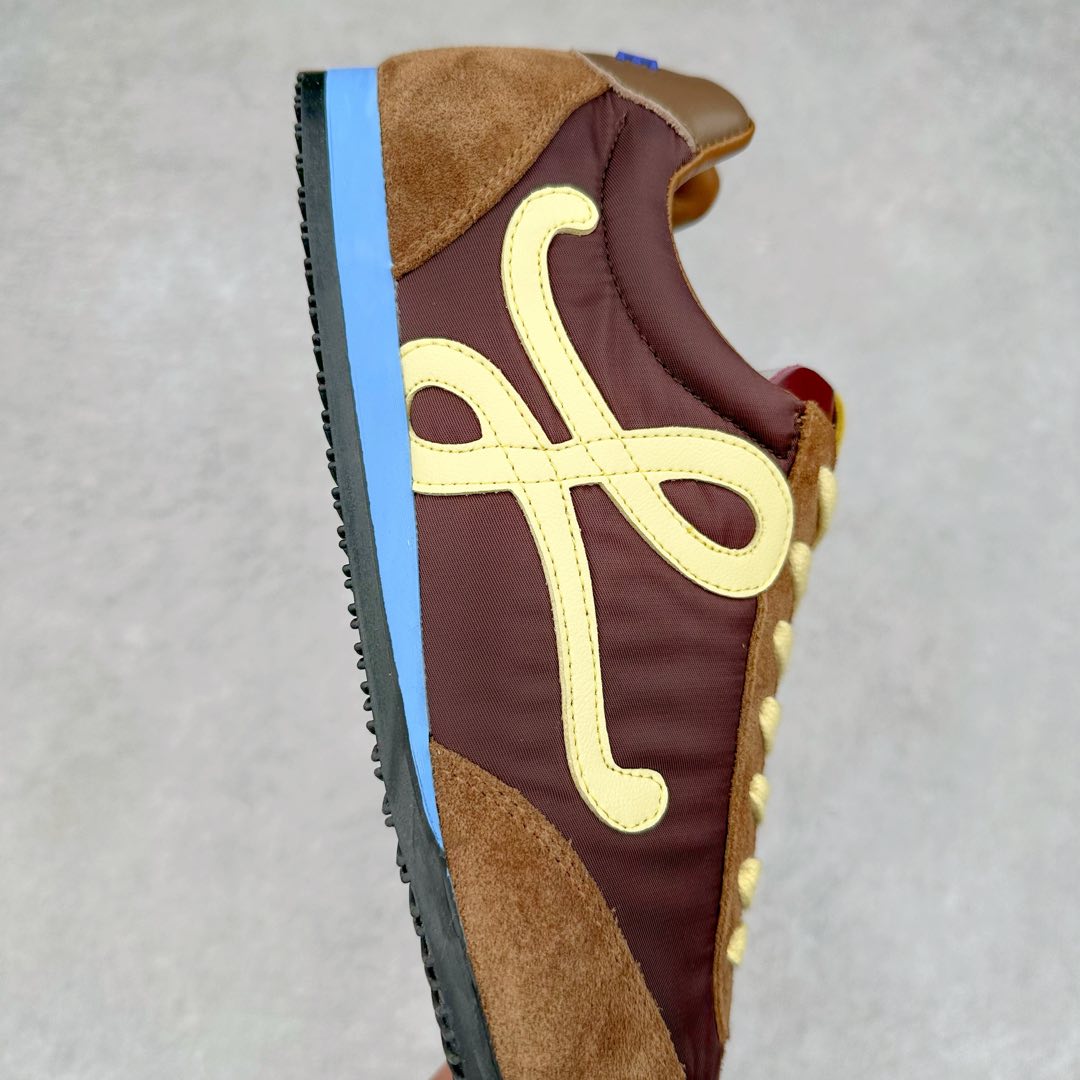 图片[6]-罗意威LOEWE 2025 | Ballet Runner2.0 新款芭蕾舞鞋 超级棒 不对称鞋头造型，作为LOEWE的标志性设计 超柔软，轻便且灵活的鞋底，新的波浪纹理橡胶外底，延伸至鞋头，升级的柔软皮革内衬和鞋床，提供最大舒适感，后跟有3D注塑橡胶徽标，真皮和皮料混搭彰显复古风格 内增高拼色德训鞋 阿甘鞋 小白鞋 拼色拼接鞋面 非常高级隐藏式小内增高 脚后跟设计新颖 柔软舒适 会被评为年度最舒适的暴走鞋 如履平地 原版细节 鞋面由进口麂皮 牛皮 原版布拼接 牛皮垫脚 原版定制磨具组合大底 原盒包装 内娱明星杨幂等众多同款上脚 小红书 一系列素材图 极具爆款。 尺码 35 36 37 38 39 40-选品中心