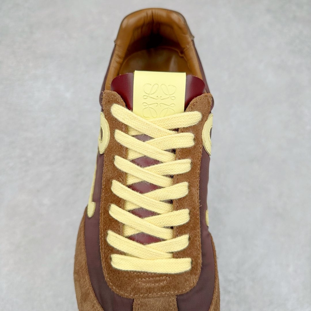 图片[5]-罗意威LOEWE 2025 | Ballet Runner2.0 新款芭蕾舞鞋 超级棒 不对称鞋头造型，作为LOEWE的标志性设计 超柔软，轻便且灵活的鞋底，新的波浪纹理橡胶外底，延伸至鞋头，升级的柔软皮革内衬和鞋床，提供最大舒适感，后跟有3D注塑橡胶徽标，真皮和皮料混搭彰显复古风格 内增高拼色德训鞋 阿甘鞋 小白鞋 拼色拼接鞋面 非常高级隐藏式小内增高 脚后跟设计新颖 柔软舒适 会被评为年度最舒适的暴走鞋 如履平地 原版细节 鞋面由进口麂皮 牛皮 原版布拼接 牛皮垫脚 原版定制磨具组合大底 原盒包装 内娱明星杨幂等众多同款上脚 小红书 一系列素材图 极具爆款。 尺码 35 36 37 38 39 40-选品中心