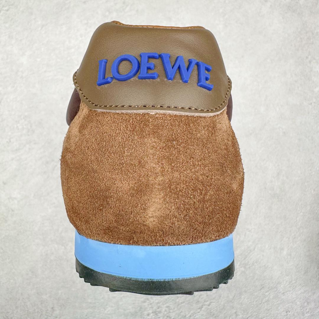 图片[8]-罗意威LOEWE 2025 | Ballet Runner2.0 新款芭蕾舞鞋 超级棒 不对称鞋头造型，作为LOEWE的标志性设计 超柔软，轻便且灵活的鞋底，新的波浪纹理橡胶外底，延伸至鞋头，升级的柔软皮革内衬和鞋床，提供最大舒适感，后跟有3D注塑橡胶徽标，真皮和皮料混搭彰显复古风格 内增高拼色德训鞋 阿甘鞋 小白鞋 拼色拼接鞋面 非常高级隐藏式小内增高 脚后跟设计新颖 柔软舒适 会被评为年度最舒适的暴走鞋 如履平地 原版细节 鞋面由进口麂皮 牛皮 原版布拼接 牛皮垫脚 原版定制磨具组合大底 原盒包装 内娱明星杨幂等众多同款上脚 小红书 一系列素材图 极具爆款。 尺码 35 36 37 38 39 40-选品中心