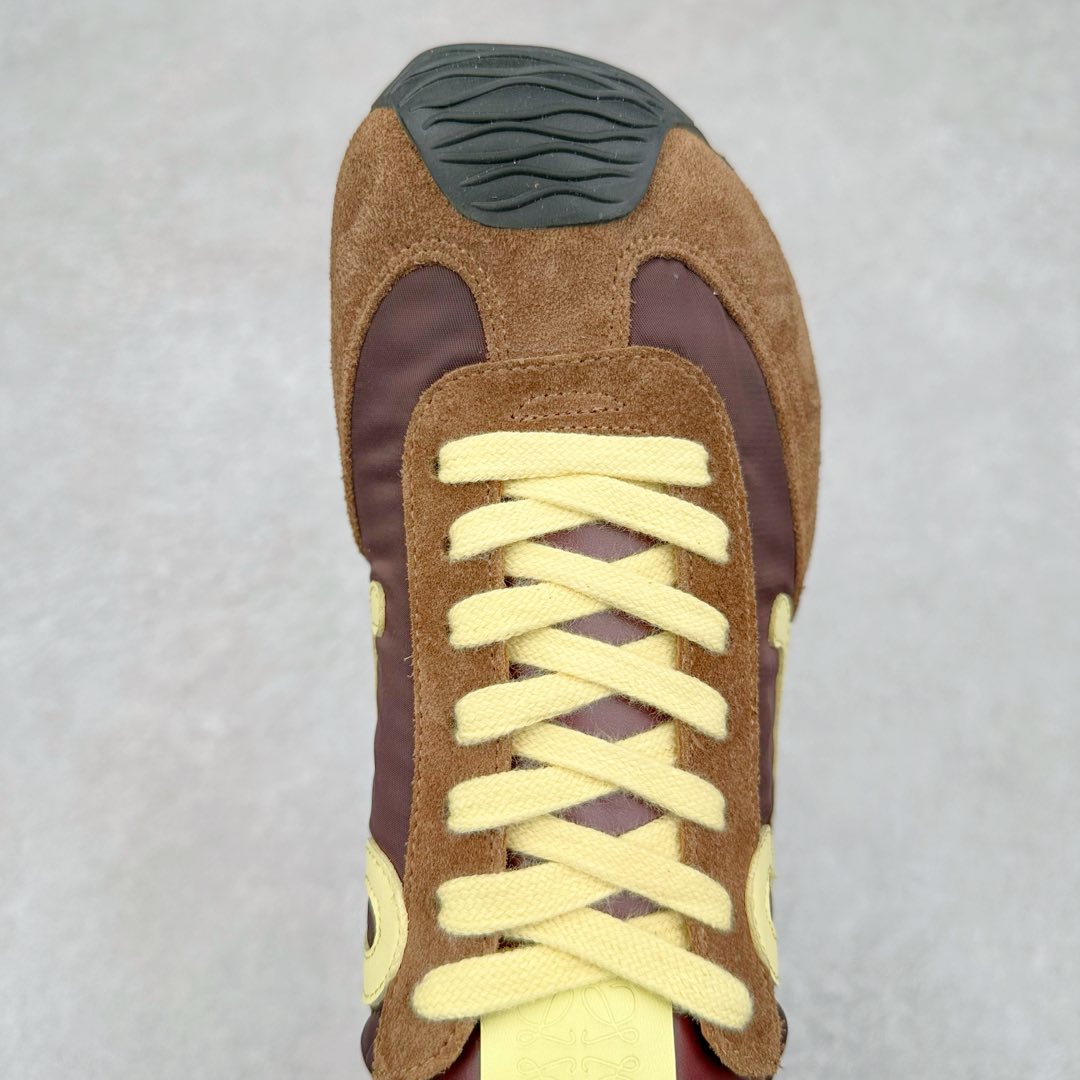 图片[4]-罗意威LOEWE 2025 | Ballet Runner2.0 新款芭蕾舞鞋 超级棒 不对称鞋头造型，作为LOEWE的标志性设计 超柔软，轻便且灵活的鞋底，新的波浪纹理橡胶外底，延伸至鞋头，升级的柔软皮革内衬和鞋床，提供最大舒适感，后跟有3D注塑橡胶徽标，真皮和皮料混搭彰显复古风格 内增高拼色德训鞋 阿甘鞋 小白鞋 拼色拼接鞋面 非常高级隐藏式小内增高 脚后跟设计新颖 柔软舒适 会被评为年度最舒适的暴走鞋 如履平地 原版细节 鞋面由进口麂皮 牛皮 原版布拼接 牛皮垫脚 原版定制磨具组合大底 原盒包装 内娱明星杨幂等众多同款上脚 小红书 一系列素材图 极具爆款。 尺码 35 36 37 38 39 40-选品中心