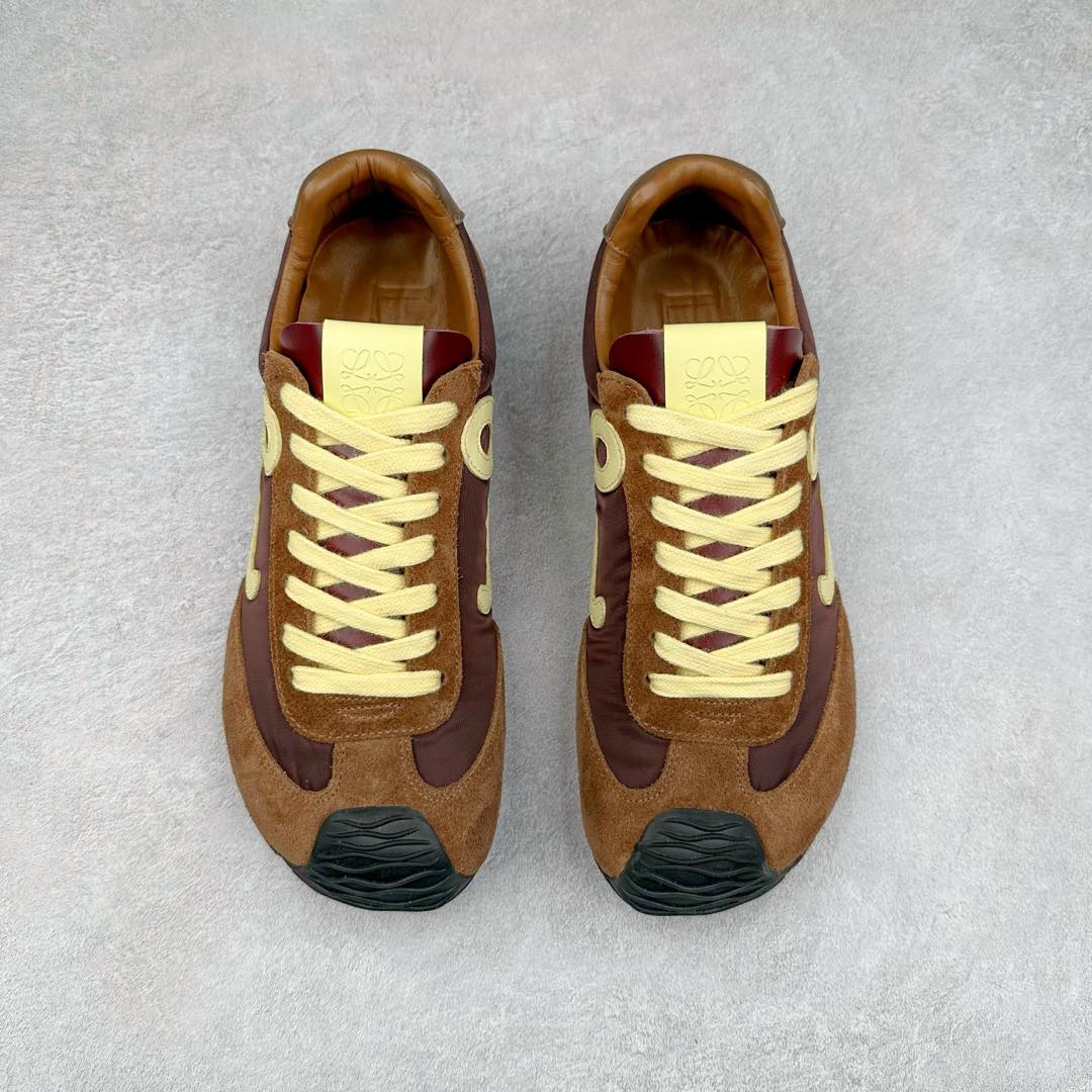 图片[2]-罗意威LOEWE 2025 | Ballet Runner2.0 新款芭蕾舞鞋 超级棒 不对称鞋头造型，作为LOEWE的标志性设计 超柔软，轻便且灵活的鞋底，新的波浪纹理橡胶外底，延伸至鞋头，升级的柔软皮革内衬和鞋床，提供最大舒适感，后跟有3D注塑橡胶徽标，真皮和皮料混搭彰显复古风格 内增高拼色德训鞋 阿甘鞋 小白鞋 拼色拼接鞋面 非常高级隐藏式小内增高 脚后跟设计新颖 柔软舒适 会被评为年度最舒适的暴走鞋 如履平地 原版细节 鞋面由进口麂皮 牛皮 原版布拼接 牛皮垫脚 原版定制磨具组合大底 原盒包装 内娱明星杨幂等众多同款上脚 小红书 一系列素材图 极具爆款。 尺码 35 36 37 38 39 40-选品中心