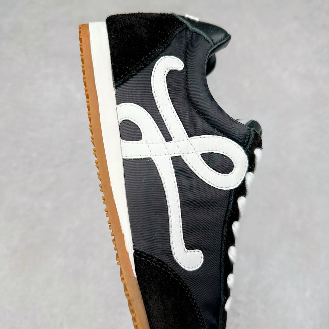 图片[6]-罗意威LOEWE 2025 | Ballet Runner2.0 新款芭蕾舞鞋 超级棒 不对称鞋头造型，作为LOEWE的标志性设计 超柔软，轻便且灵活的鞋底，新的波浪纹理橡胶外底，延伸至鞋头，升级的柔软皮革内衬和鞋床，提供最大舒适感，后跟有3D注塑橡胶徽标，真皮和皮料混搭彰显复古风格 内增高拼色德训鞋 阿甘鞋 小白鞋 拼色拼接鞋面 非常高级隐藏式小内增高 脚后跟设计新颖 柔软舒适 会被评为年度最舒适的暴走鞋 如履平地 原版细节 鞋面由进口麂皮 牛皮 原版布拼接 牛皮垫脚 原版定制磨具组合大底 原盒包装 内娱明星杨幂等众多同款上脚 小红书 一系列素材图 极具爆款。 尺码 35 36 37 38 39 40-选品中心