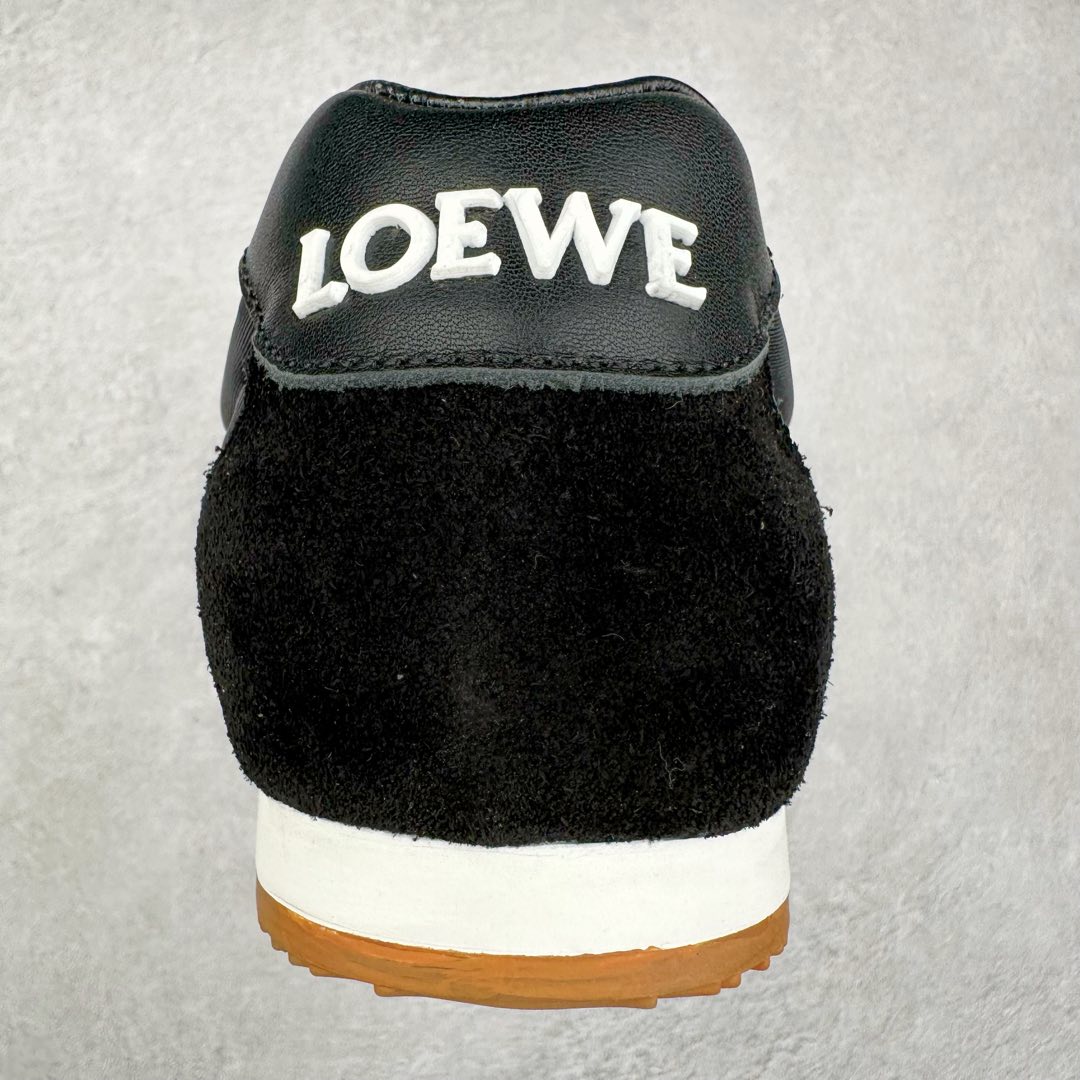 图片[8]-罗意威LOEWE 2025 | Ballet Runner2.0 新款芭蕾舞鞋 超级棒 不对称鞋头造型，作为LOEWE的标志性设计 超柔软，轻便且灵活的鞋底，新的波浪纹理橡胶外底，延伸至鞋头，升级的柔软皮革内衬和鞋床，提供最大舒适感，后跟有3D注塑橡胶徽标，真皮和皮料混搭彰显复古风格 内增高拼色德训鞋 阿甘鞋 小白鞋 拼色拼接鞋面 非常高级隐藏式小内增高 脚后跟设计新颖 柔软舒适 会被评为年度最舒适的暴走鞋 如履平地 原版细节 鞋面由进口麂皮 牛皮 原版布拼接 牛皮垫脚 原版定制磨具组合大底 原盒包装 内娱明星杨幂等众多同款上脚 小红书 一系列素材图 极具爆款。 尺码 35 36 37 38 39 40-选品中心