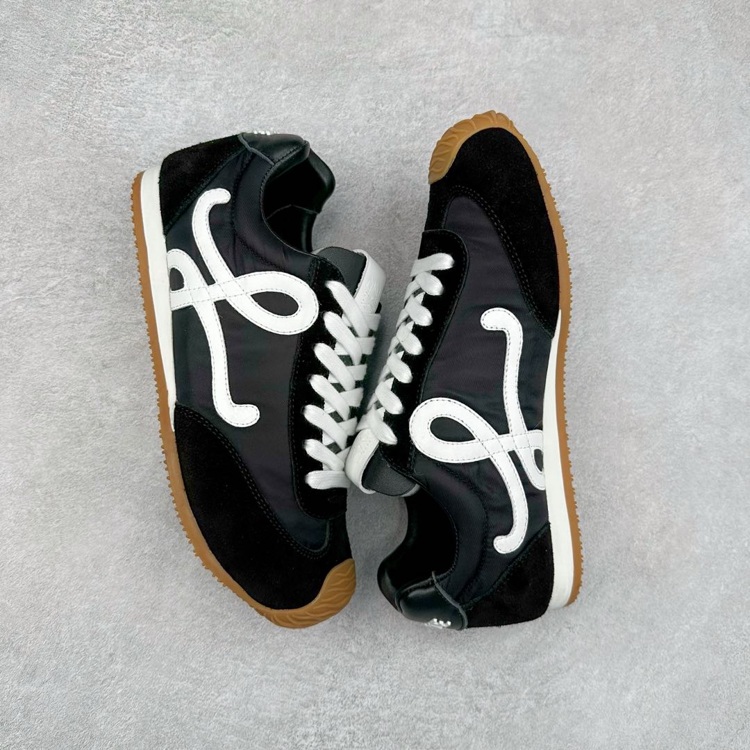 图片[3]-罗意威LOEWE 2025 | Ballet Runner2.0 新款芭蕾舞鞋 超级棒 不对称鞋头造型，作为LOEWE的标志性设计 超柔软，轻便且灵活的鞋底，新的波浪纹理橡胶外底，延伸至鞋头，升级的柔软皮革内衬和鞋床，提供最大舒适感，后跟有3D注塑橡胶徽标，真皮和皮料混搭彰显复古风格 内增高拼色德训鞋 阿甘鞋 小白鞋 拼色拼接鞋面 非常高级隐藏式小内增高 脚后跟设计新颖 柔软舒适 会被评为年度最舒适的暴走鞋 如履平地 原版细节 鞋面由进口麂皮 牛皮 原版布拼接 牛皮垫脚 原版定制磨具组合大底 原盒包装 内娱明星杨幂等众多同款上脚 小红书 一系列素材图 极具爆款。 尺码 35 36 37 38 39 40-选品中心