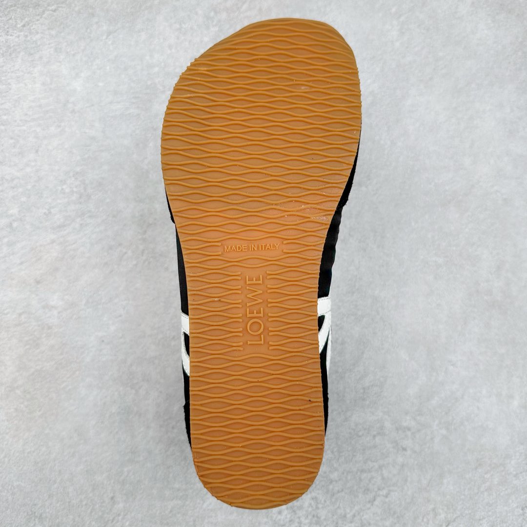 图片[9]-罗意威LOEWE 2025 | Ballet Runner2.0 新款芭蕾舞鞋 超级棒 不对称鞋头造型，作为LOEWE的标志性设计 超柔软，轻便且灵活的鞋底，新的波浪纹理橡胶外底，延伸至鞋头，升级的柔软皮革内衬和鞋床，提供最大舒适感，后跟有3D注塑橡胶徽标，真皮和皮料混搭彰显复古风格 内增高拼色德训鞋 阿甘鞋 小白鞋 拼色拼接鞋面 非常高级隐藏式小内增高 脚后跟设计新颖 柔软舒适 会被评为年度最舒适的暴走鞋 如履平地 原版细节 鞋面由进口麂皮 牛皮 原版布拼接 牛皮垫脚 原版定制磨具组合大底 原盒包装 内娱明星杨幂等众多同款上脚 小红书 一系列素材图 极具爆款。 尺码 35 36 37 38 39 40-选品中心