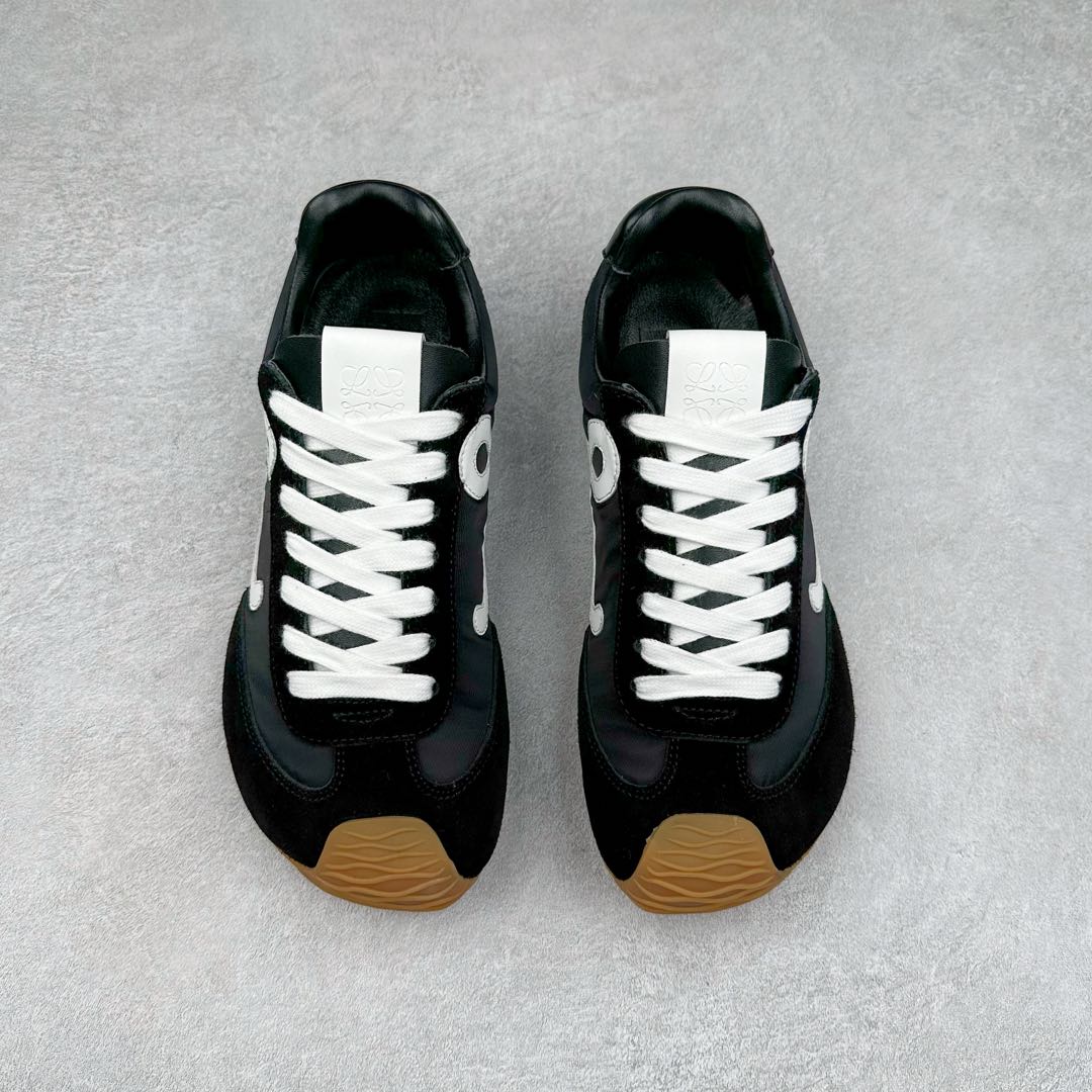 图片[2]-罗意威LOEWE 2025 | Ballet Runner2.0 新款芭蕾舞鞋 超级棒 不对称鞋头造型，作为LOEWE的标志性设计 超柔软，轻便且灵活的鞋底，新的波浪纹理橡胶外底，延伸至鞋头，升级的柔软皮革内衬和鞋床，提供最大舒适感，后跟有3D注塑橡胶徽标，真皮和皮料混搭彰显复古风格 内增高拼色德训鞋 阿甘鞋 小白鞋 拼色拼接鞋面 非常高级隐藏式小内增高 脚后跟设计新颖 柔软舒适 会被评为年度最舒适的暴走鞋 如履平地 原版细节 鞋面由进口麂皮 牛皮 原版布拼接 牛皮垫脚 原版定制磨具组合大底 原盒包装 内娱明星杨幂等众多同款上脚 小红书 一系列素材图 极具爆款。 尺码 35 36 37 38 39 40-选品中心