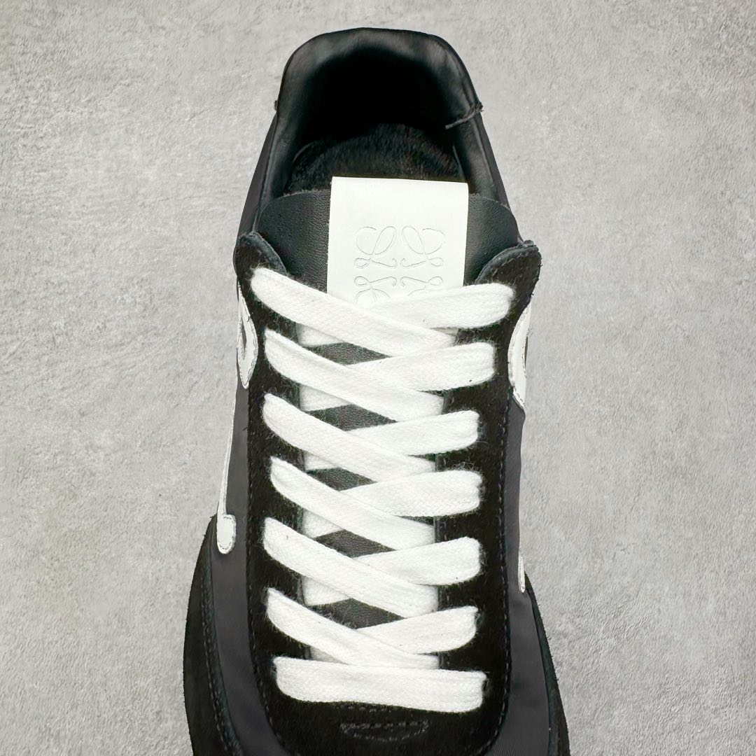 图片[5]-罗意威LOEWE 2025 | Ballet Runner2.0 新款芭蕾舞鞋 超级棒 不对称鞋头造型，作为LOEWE的标志性设计 超柔软，轻便且灵活的鞋底，新的波浪纹理橡胶外底，延伸至鞋头，升级的柔软皮革内衬和鞋床，提供最大舒适感，后跟有3D注塑橡胶徽标，真皮和皮料混搭彰显复古风格 内增高拼色德训鞋 阿甘鞋 小白鞋 拼色拼接鞋面 非常高级隐藏式小内增高 脚后跟设计新颖 柔软舒适 会被评为年度最舒适的暴走鞋 如履平地 原版细节 鞋面由进口麂皮 牛皮 原版布拼接 牛皮垫脚 原版定制磨具组合大底 原盒包装 内娱明星杨幂等众多同款上脚 小红书 一系列素材图 极具爆款。 尺码 35 36 37 38 39 40-选品中心