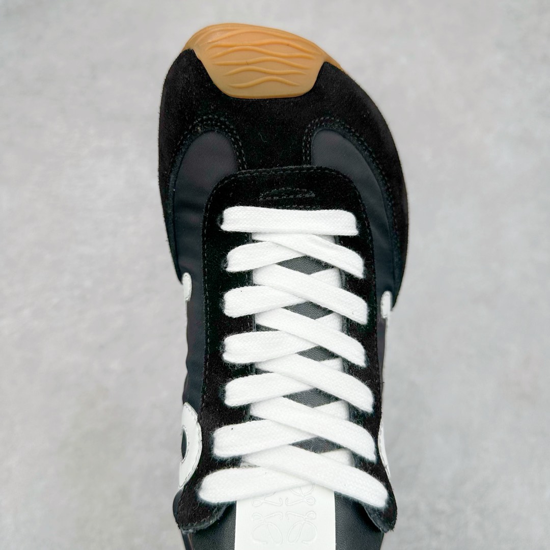 图片[4]-罗意威LOEWE 2025 | Ballet Runner2.0 新款芭蕾舞鞋 超级棒 不对称鞋头造型，作为LOEWE的标志性设计 超柔软，轻便且灵活的鞋底，新的波浪纹理橡胶外底，延伸至鞋头，升级的柔软皮革内衬和鞋床，提供最大舒适感，后跟有3D注塑橡胶徽标，真皮和皮料混搭彰显复古风格 内增高拼色德训鞋 阿甘鞋 小白鞋 拼色拼接鞋面 非常高级隐藏式小内增高 脚后跟设计新颖 柔软舒适 会被评为年度最舒适的暴走鞋 如履平地 原版细节 鞋面由进口麂皮 牛皮 原版布拼接 牛皮垫脚 原版定制磨具组合大底 原盒包装 内娱明星杨幂等众多同款上脚 小红书 一系列素材图 极具爆款。 尺码 35 36 37 38 39 40-选品中心