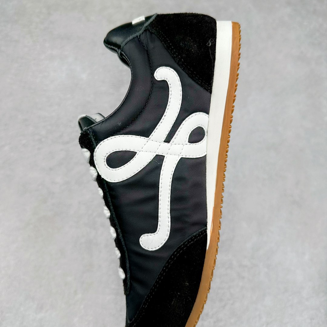 图片[7]-罗意威LOEWE 2025 | Ballet Runner2.0 新款芭蕾舞鞋 超级棒 不对称鞋头造型，作为LOEWE的标志性设计 超柔软，轻便且灵活的鞋底，新的波浪纹理橡胶外底，延伸至鞋头，升级的柔软皮革内衬和鞋床，提供最大舒适感，后跟有3D注塑橡胶徽标，真皮和皮料混搭彰显复古风格 内增高拼色德训鞋 阿甘鞋 小白鞋 拼色拼接鞋面 非常高级隐藏式小内增高 脚后跟设计新颖 柔软舒适 会被评为年度最舒适的暴走鞋 如履平地 原版细节 鞋面由进口麂皮 牛皮 原版布拼接 牛皮垫脚 原版定制磨具组合大底 原盒包装 内娱明星杨幂等众多同款上脚 小红书 一系列素材图 极具爆款。 尺码 35 36 37 38 39 40-选品中心