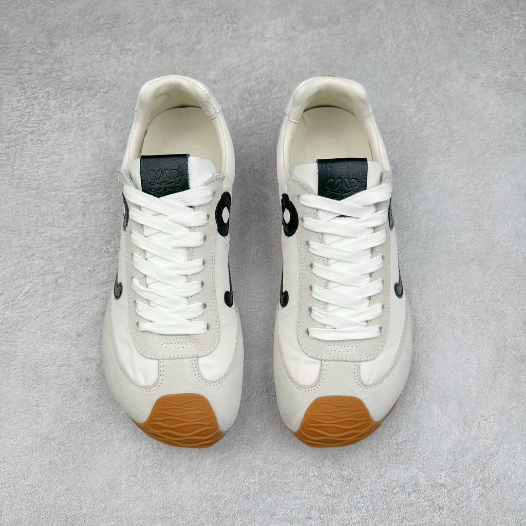 图片[2]-罗意威LOEWE 2025 | Ballet Runner2.0 新款芭蕾舞鞋 超级棒 不对称鞋头造型，作为LOEWE的标志性设计 超柔软，轻便且灵活的鞋底，新的波浪纹理橡胶外底，延伸至鞋头，升级的柔软皮革内衬和鞋床，提供最大舒适感，后跟有3D注塑橡胶徽标，真皮和皮料混搭彰显复古风格 内增高拼色德训鞋 阿甘鞋 小白鞋 拼色拼接鞋面 非常高级隐藏式小内增高 脚后跟设计新颖 柔软舒适 会被评为年度最舒适的暴走鞋 如履平地 原版细节 鞋面由进口麂皮 牛皮 原版布拼接 牛皮垫脚 原版定制磨具组合大底 原盒包装 内娱明星杨幂等众多同款上脚 小红书 一系列素材图 极具爆款。 尺码 35 36 37 38 39 40-选品中心