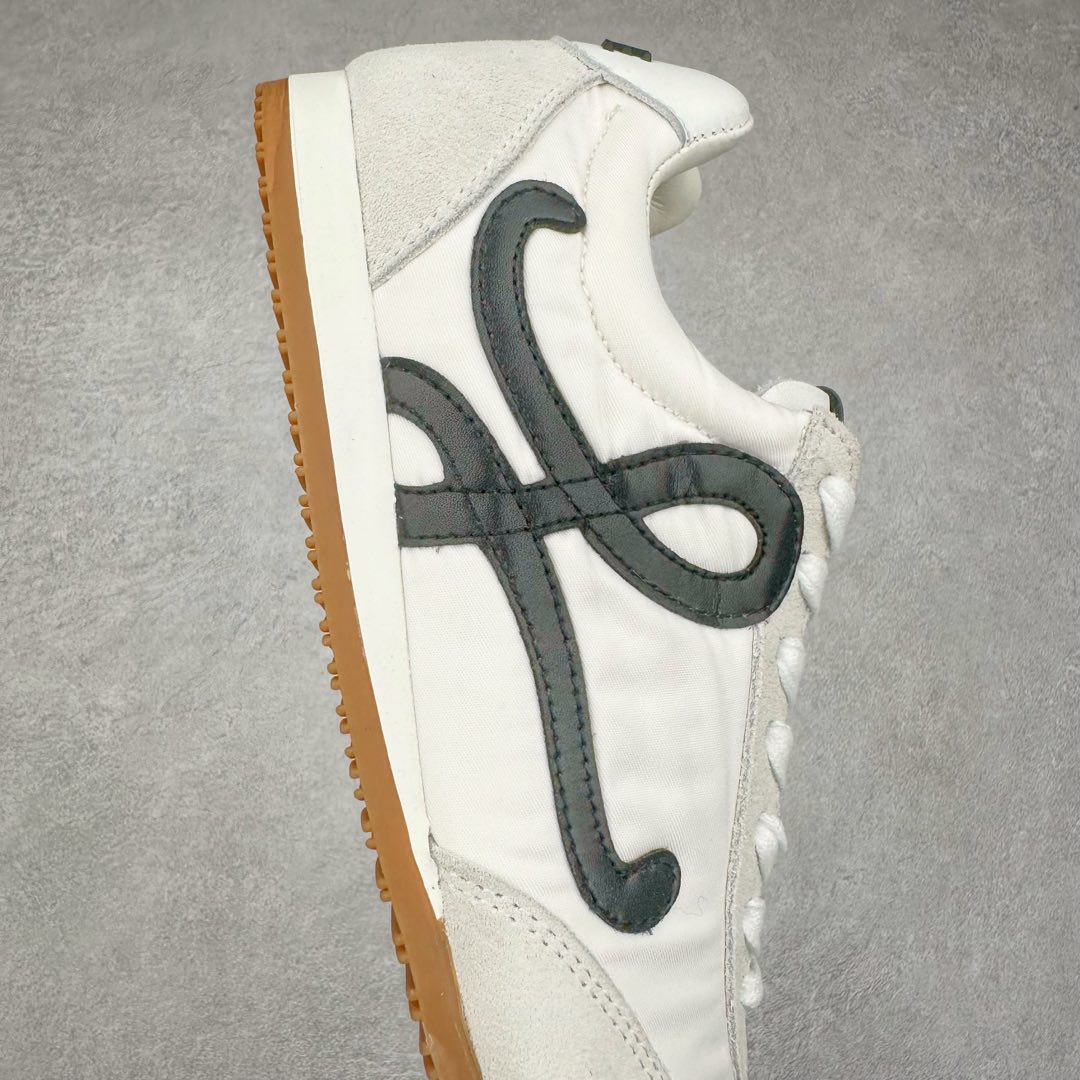 图片[6]-罗意威LOEWE 2025 | Ballet Runner2.0 新款芭蕾舞鞋 超级棒 不对称鞋头造型，作为LOEWE的标志性设计 超柔软，轻便且灵活的鞋底，新的波浪纹理橡胶外底，延伸至鞋头，升级的柔软皮革内衬和鞋床，提供最大舒适感，后跟有3D注塑橡胶徽标，真皮和皮料混搭彰显复古风格 内增高拼色德训鞋 阿甘鞋 小白鞋 拼色拼接鞋面 非常高级隐藏式小内增高 脚后跟设计新颖 柔软舒适 会被评为年度最舒适的暴走鞋 如履平地 原版细节 鞋面由进口麂皮 牛皮 原版布拼接 牛皮垫脚 原版定制磨具组合大底 原盒包装 内娱明星杨幂等众多同款上脚 小红书 一系列素材图 极具爆款。 尺码 35 36 37 38 39 40-选品中心