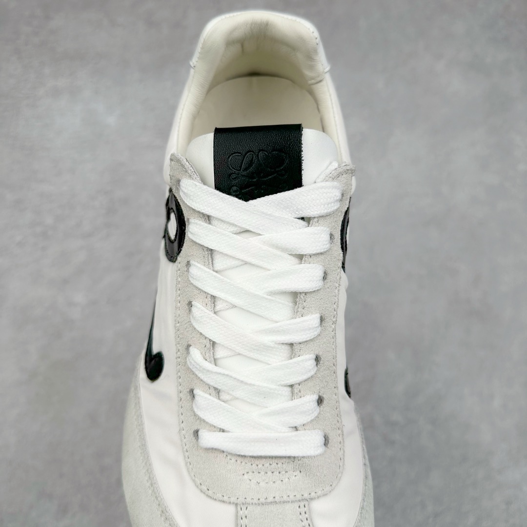 图片[5]-罗意威LOEWE 2025 | Ballet Runner2.0 新款芭蕾舞鞋 超级棒 不对称鞋头造型，作为LOEWE的标志性设计 超柔软，轻便且灵活的鞋底，新的波浪纹理橡胶外底，延伸至鞋头，升级的柔软皮革内衬和鞋床，提供最大舒适感，后跟有3D注塑橡胶徽标，真皮和皮料混搭彰显复古风格 内增高拼色德训鞋 阿甘鞋 小白鞋 拼色拼接鞋面 非常高级隐藏式小内增高 脚后跟设计新颖 柔软舒适 会被评为年度最舒适的暴走鞋 如履平地 原版细节 鞋面由进口麂皮 牛皮 原版布拼接 牛皮垫脚 原版定制磨具组合大底 原盒包装 内娱明星杨幂等众多同款上脚 小红书 一系列素材图 极具爆款。 尺码 35 36 37 38 39 40-选品中心