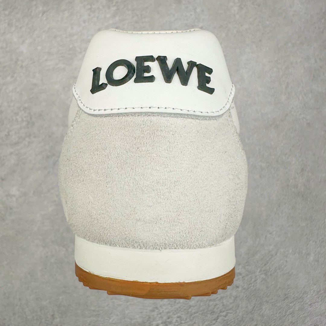 图片[8]-罗意威LOEWE 2025 | Ballet Runner2.0 新款芭蕾舞鞋 超级棒 不对称鞋头造型，作为LOEWE的标志性设计 超柔软，轻便且灵活的鞋底，新的波浪纹理橡胶外底，延伸至鞋头，升级的柔软皮革内衬和鞋床，提供最大舒适感，后跟有3D注塑橡胶徽标，真皮和皮料混搭彰显复古风格 内增高拼色德训鞋 阿甘鞋 小白鞋 拼色拼接鞋面 非常高级隐藏式小内增高 脚后跟设计新颖 柔软舒适 会被评为年度最舒适的暴走鞋 如履平地 原版细节 鞋面由进口麂皮 牛皮 原版布拼接 牛皮垫脚 原版定制磨具组合大底 原盒包装 内娱明星杨幂等众多同款上脚 小红书 一系列素材图 极具爆款。 尺码 35 36 37 38 39 40-选品中心