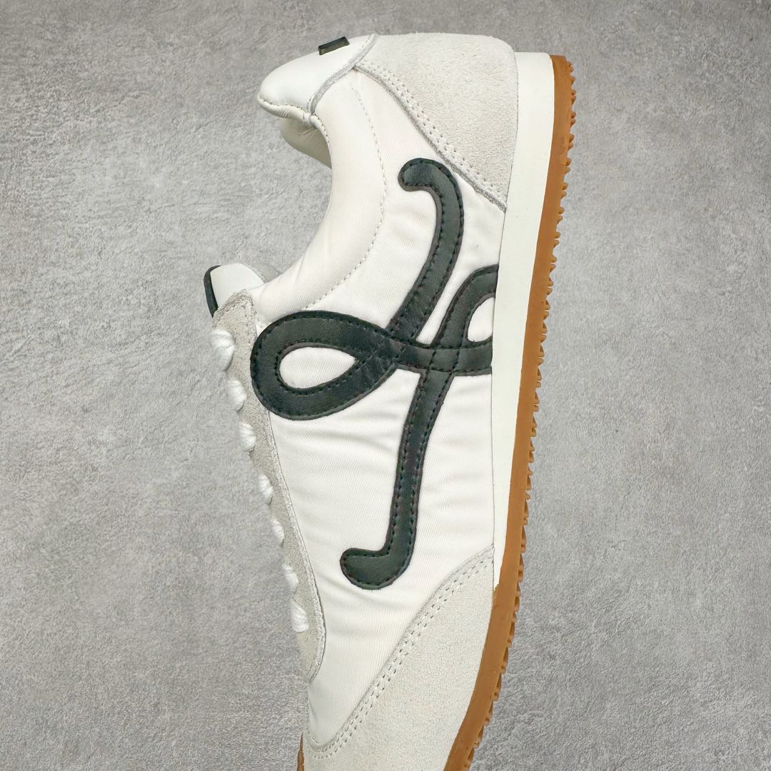 图片[7]-罗意威LOEWE 2025 | Ballet Runner2.0 新款芭蕾舞鞋 超级棒 不对称鞋头造型，作为LOEWE的标志性设计 超柔软，轻便且灵活的鞋底，新的波浪纹理橡胶外底，延伸至鞋头，升级的柔软皮革内衬和鞋床，提供最大舒适感，后跟有3D注塑橡胶徽标，真皮和皮料混搭彰显复古风格 内增高拼色德训鞋 阿甘鞋 小白鞋 拼色拼接鞋面 非常高级隐藏式小内增高 脚后跟设计新颖 柔软舒适 会被评为年度最舒适的暴走鞋 如履平地 原版细节 鞋面由进口麂皮 牛皮 原版布拼接 牛皮垫脚 原版定制磨具组合大底 原盒包装 内娱明星杨幂等众多同款上脚 小红书 一系列素材图 极具爆款。 尺码 35 36 37 38 39 40-选品中心