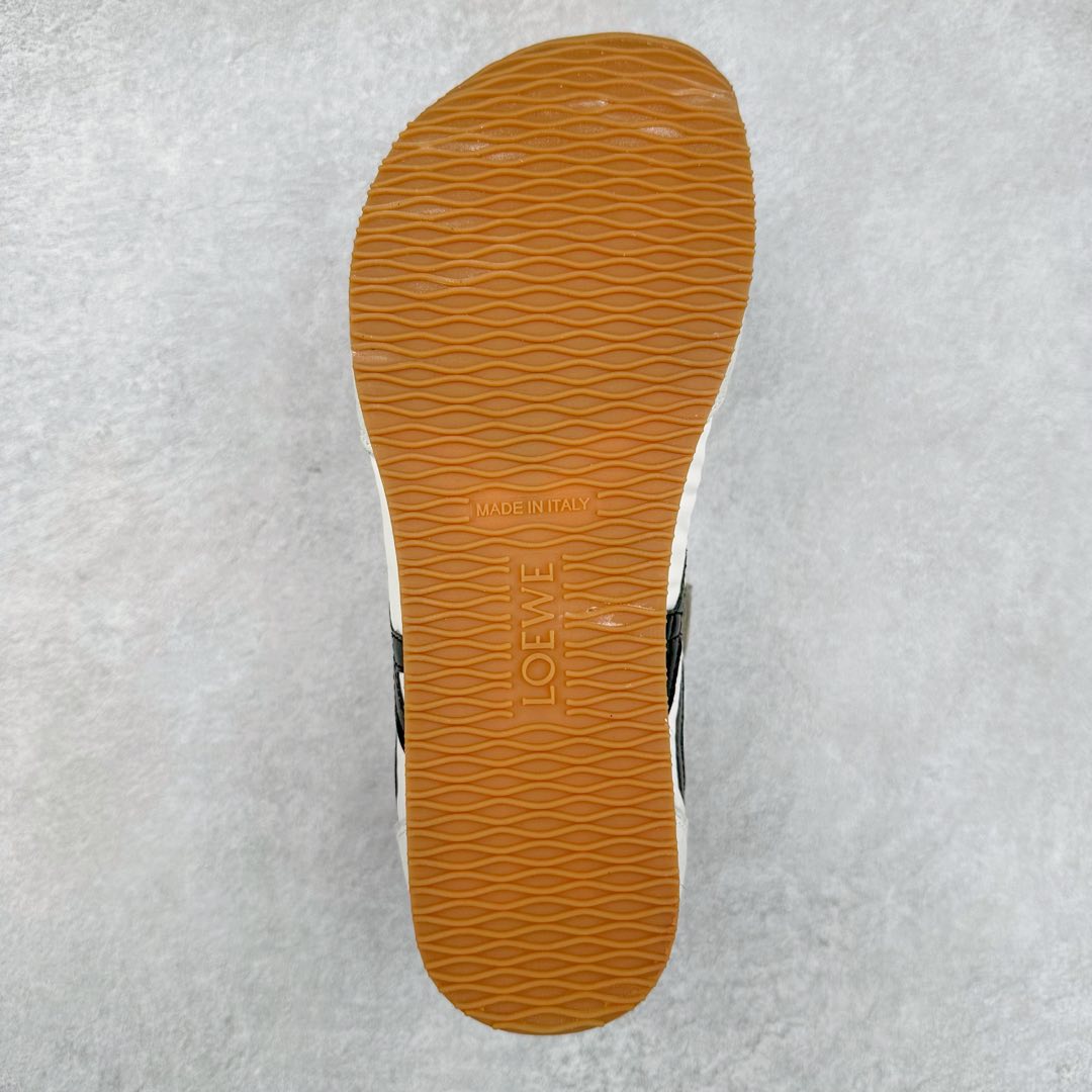 图片[9]-罗意威LOEWE 2025 | Ballet Runner2.0 新款芭蕾舞鞋 超级棒 不对称鞋头造型，作为LOEWE的标志性设计 超柔软，轻便且灵活的鞋底，新的波浪纹理橡胶外底，延伸至鞋头，升级的柔软皮革内衬和鞋床，提供最大舒适感，后跟有3D注塑橡胶徽标，真皮和皮料混搭彰显复古风格 内增高拼色德训鞋 阿甘鞋 小白鞋 拼色拼接鞋面 非常高级隐藏式小内增高 脚后跟设计新颖 柔软舒适 会被评为年度最舒适的暴走鞋 如履平地 原版细节 鞋面由进口麂皮 牛皮 原版布拼接 牛皮垫脚 原版定制磨具组合大底 原盒包装 内娱明星杨幂等众多同款上脚 小红书 一系列素材图 极具爆款。 尺码 35 36 37 38 39 40-选品中心