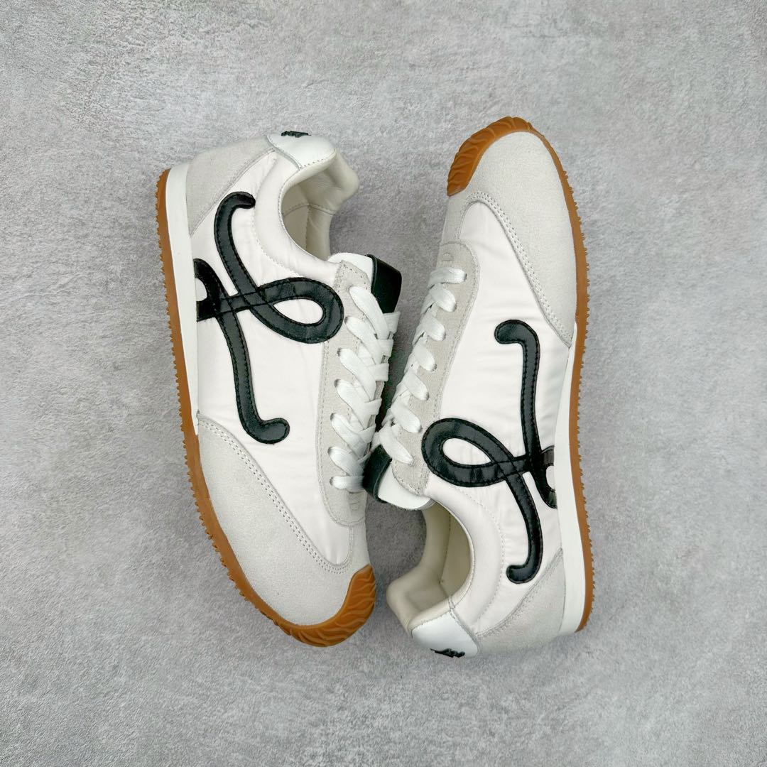 图片[3]-罗意威LOEWE 2025 | Ballet Runner2.0 新款芭蕾舞鞋 超级棒 不对称鞋头造型，作为LOEWE的标志性设计 超柔软，轻便且灵活的鞋底，新的波浪纹理橡胶外底，延伸至鞋头，升级的柔软皮革内衬和鞋床，提供最大舒适感，后跟有3D注塑橡胶徽标，真皮和皮料混搭彰显复古风格 内增高拼色德训鞋 阿甘鞋 小白鞋 拼色拼接鞋面 非常高级隐藏式小内增高 脚后跟设计新颖 柔软舒适 会被评为年度最舒适的暴走鞋 如履平地 原版细节 鞋面由进口麂皮 牛皮 原版布拼接 牛皮垫脚 原版定制磨具组合大底 原盒包装 内娱明星杨幂等众多同款上脚 小红书 一系列素材图 极具爆款。 尺码 35 36 37 38 39 40-选品中心