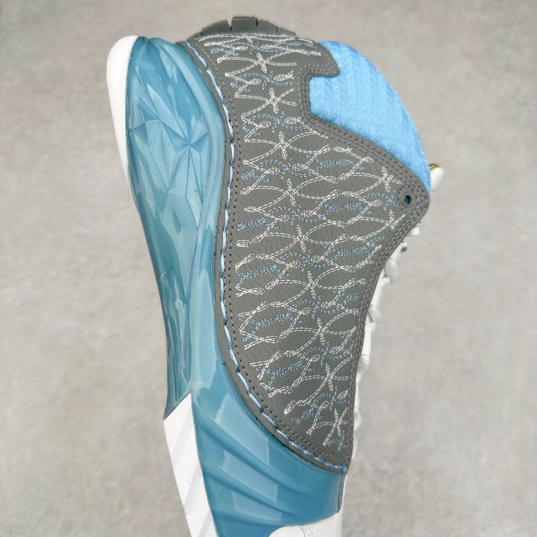 图片[6]-Air Jordan XX3 OG 迈克尔·乔丹高帮复古休闲文化运动篮球鞋 318376-151 原楦开发版型 采用厚实荔枝纹仿牛皮组合牛剖革鞋面材质 中底搭载仿塑纤中板缓震 缜密中底拉帮工艺 搭载一次压模成形 Phylon中底 外置高性能环抱式TPU组合防滑耐磨橡胶大底 AJ23在诞生以前被称为AJ系列最后一代以数字命名的球鞋 所以在设计上格外用心 体现出绅士的儒雅风格 鞋舌上带有雕花细节设计 大面积TPU稳定托盘 鞋面缝有三维走线 鞋头有MJ本人签名印字 Phylon中底 全掌Zoom Air缓震科技 外底纹路为MJ本人放大的指纹 尺码：40 40.5 41 42 42.5 43 44 44.5 45 46 47.5-选品中心