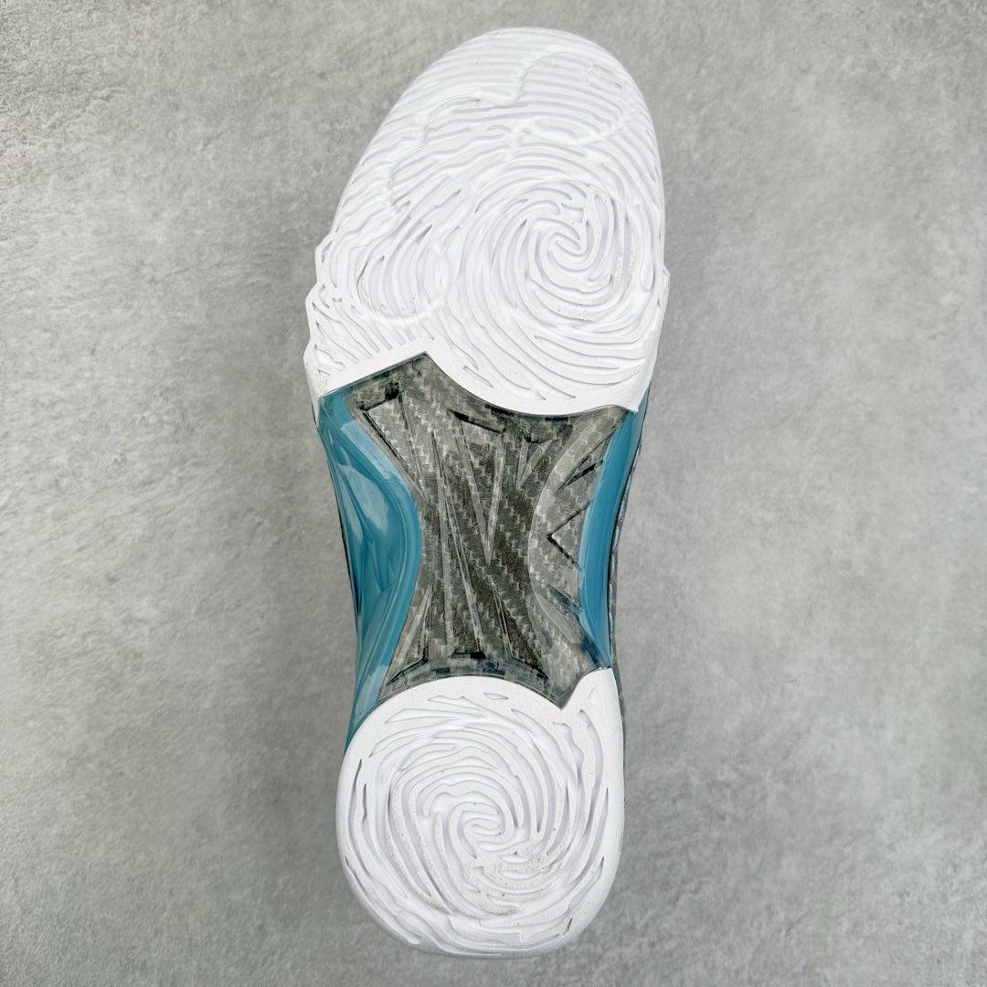 图片[9]-Air Jordan XX3 OG 迈克尔·乔丹高帮复古休闲文化运动篮球鞋 318376-151 原楦开发版型 采用厚实荔枝纹仿牛皮组合牛剖革鞋面材质 中底搭载仿塑纤中板缓震 缜密中底拉帮工艺 搭载一次压模成形 Phylon中底 外置高性能环抱式TPU组合防滑耐磨橡胶大底 AJ23在诞生以前被称为AJ系列最后一代以数字命名的球鞋 所以在设计上格外用心 体现出绅士的儒雅风格 鞋舌上带有雕花细节设计 大面积TPU稳定托盘 鞋面缝有三维走线 鞋头有MJ本人签名印字 Phylon中底 全掌Zoom Air缓震科技 外底纹路为MJ本人放大的指纹 尺码：40 40.5 41 42 42.5 43 44 44.5 45 46 47.5-选品中心