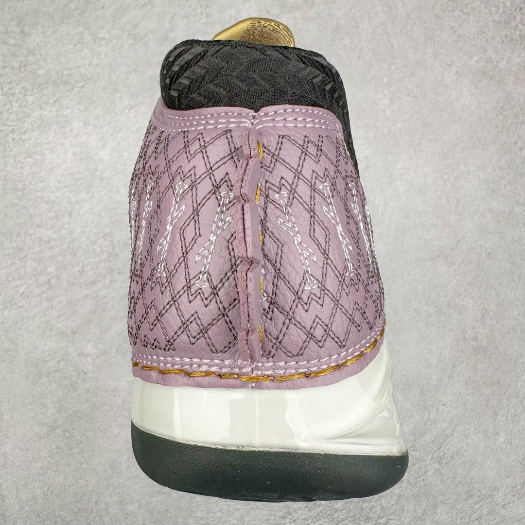 图片[8]-Air Jordan XX3 OG 迈克尔·乔丹高帮复古休闲文化运动篮球鞋 318376-102 原楦开发版型 采用厚实荔枝纹仿牛皮组合牛剖革鞋面材质 中底搭载仿塑纤中板缓震 缜密中底拉帮工艺 搭载一次压模成形 Phylon中底 外置高性能环抱式TPU组合防滑耐磨橡胶大底 AJ23在诞生以前被称为AJ系列最后一代以数字命名的球鞋 所以在设计上格外用心 体现出绅士的儒雅风格 鞋舌上带有雕花细节设计 大面积TPU稳定托盘 鞋面缝有三维走线 鞋头有MJ本人签名印字 Phylon中底 全掌Zoom Air缓震科技 外底纹路为MJ本人放大的指纹 尺码：40 40.5 41 42 42.5 43 44 44.5 45 46 47.5-选品中心